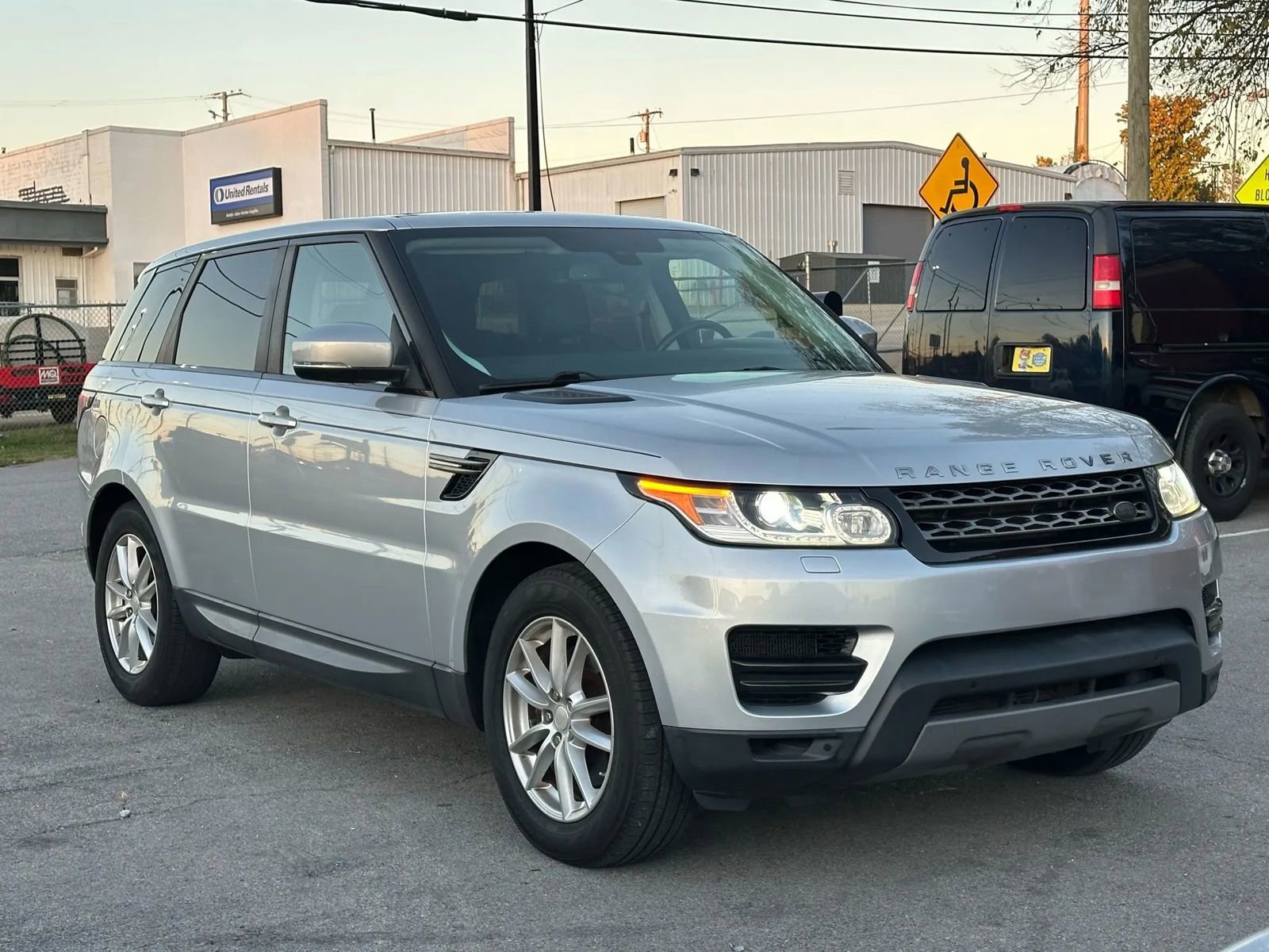 Used 2014 Land Rover Range Rover Sport SE image 3