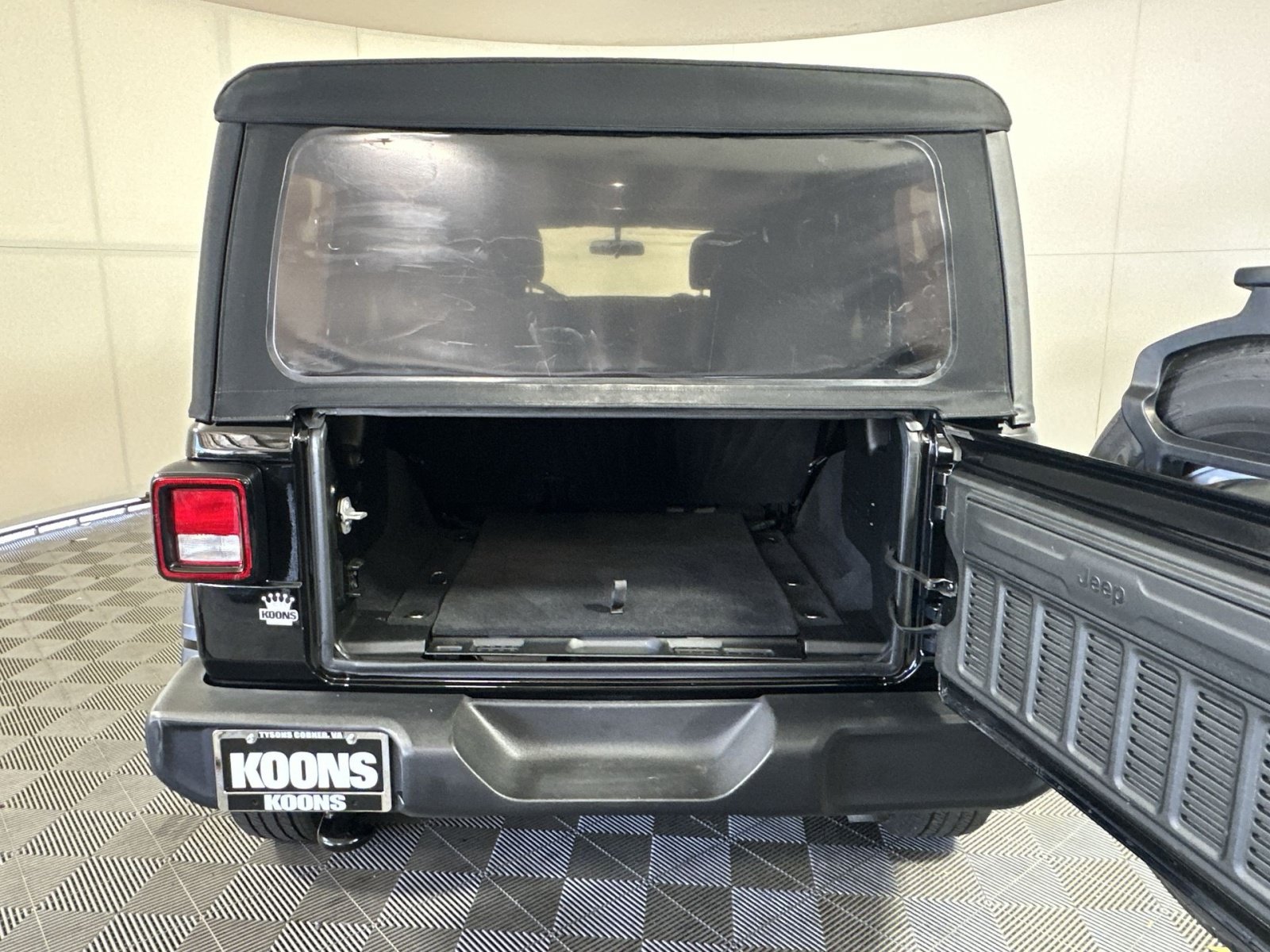 Used 2018 Jeep Wrangler Unlimited Sport S AWD/4WD image 25