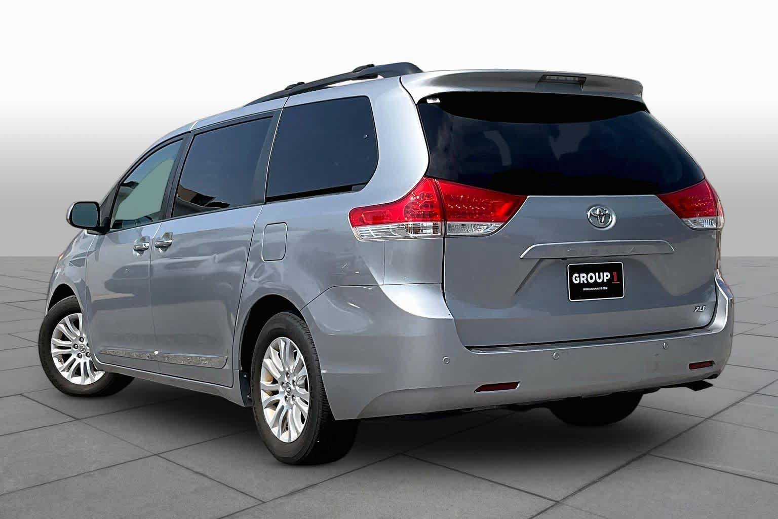 Used 2014 Toyota Sienna XLE w/ Entertainment Package FWD image 11