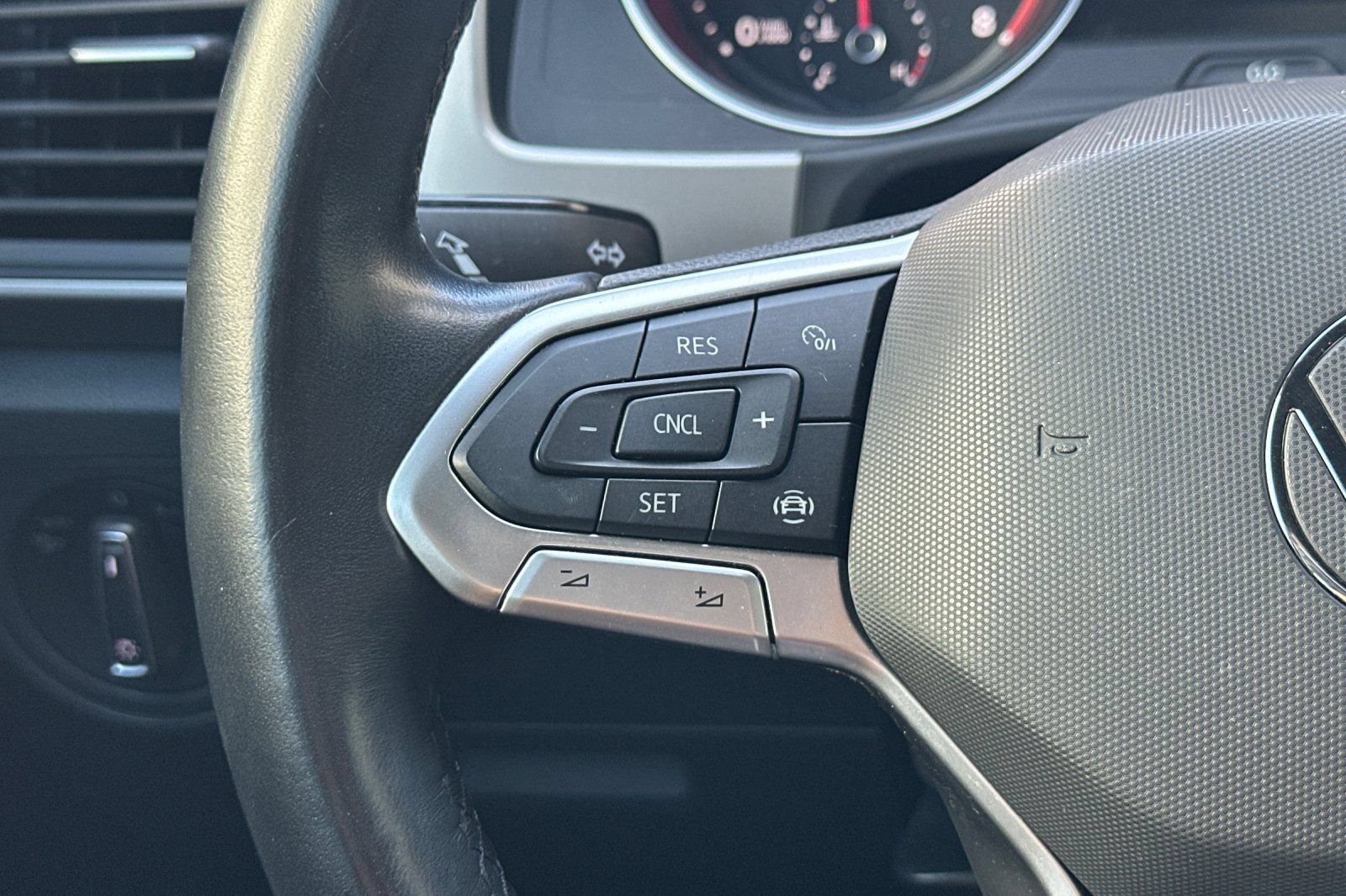 Used 2020 Volkswagen Atlas Cross Sport SE AWD/4WD image 28