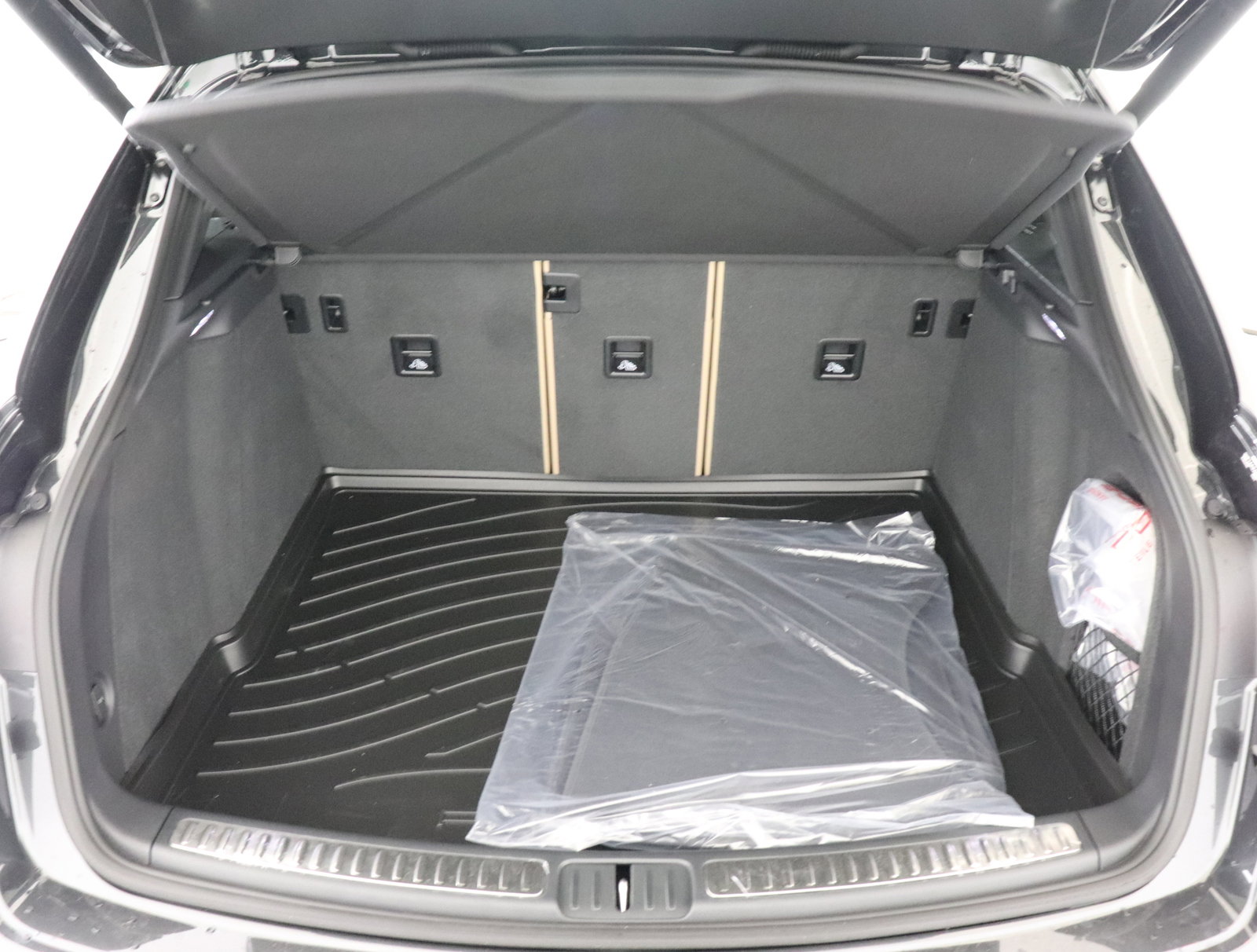 Used 2025 Porsche Macan image 16