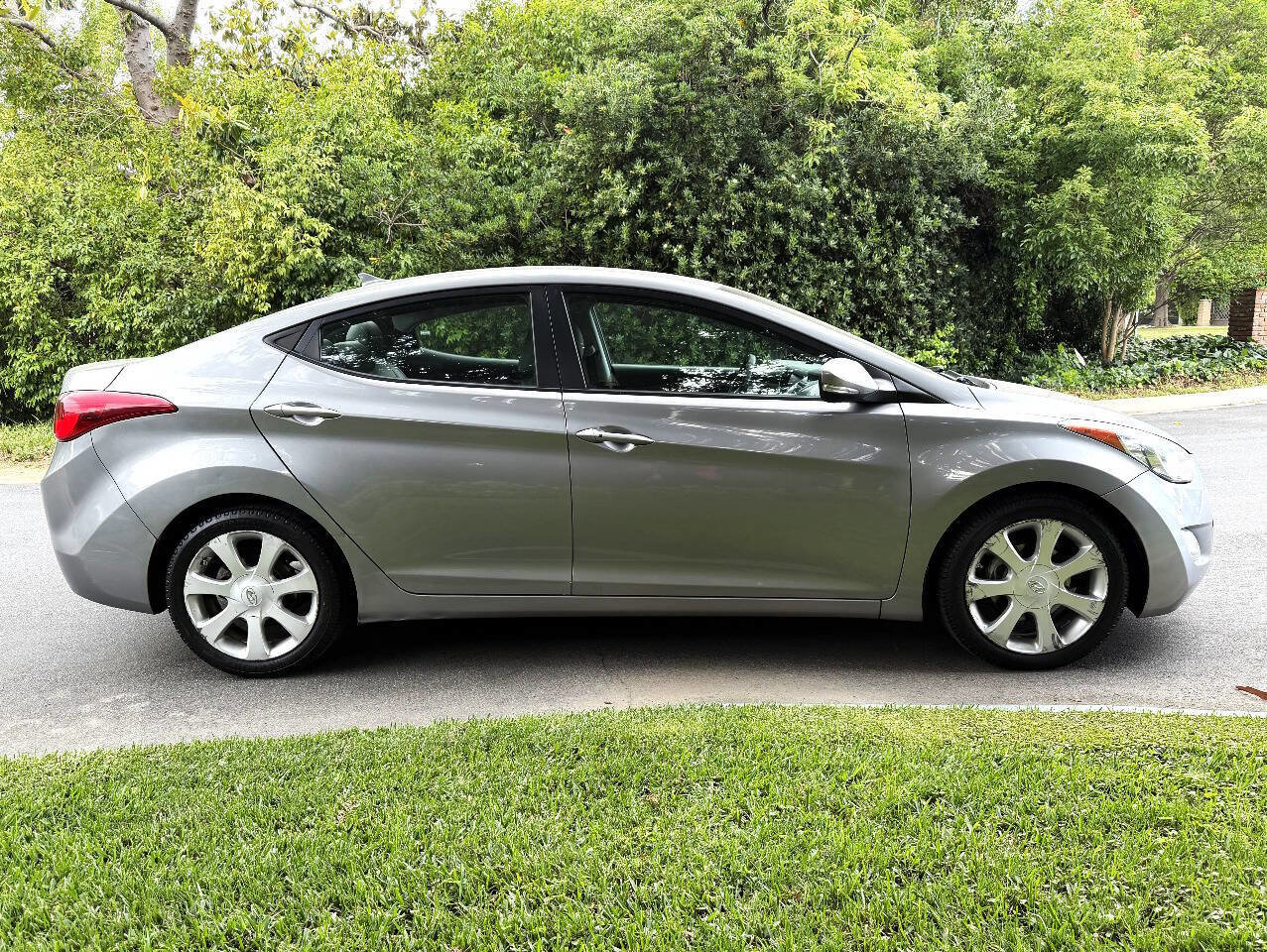 Used 2012 Hyundai Elantra Limited w/ Technology Pkg 5 FWD image 8