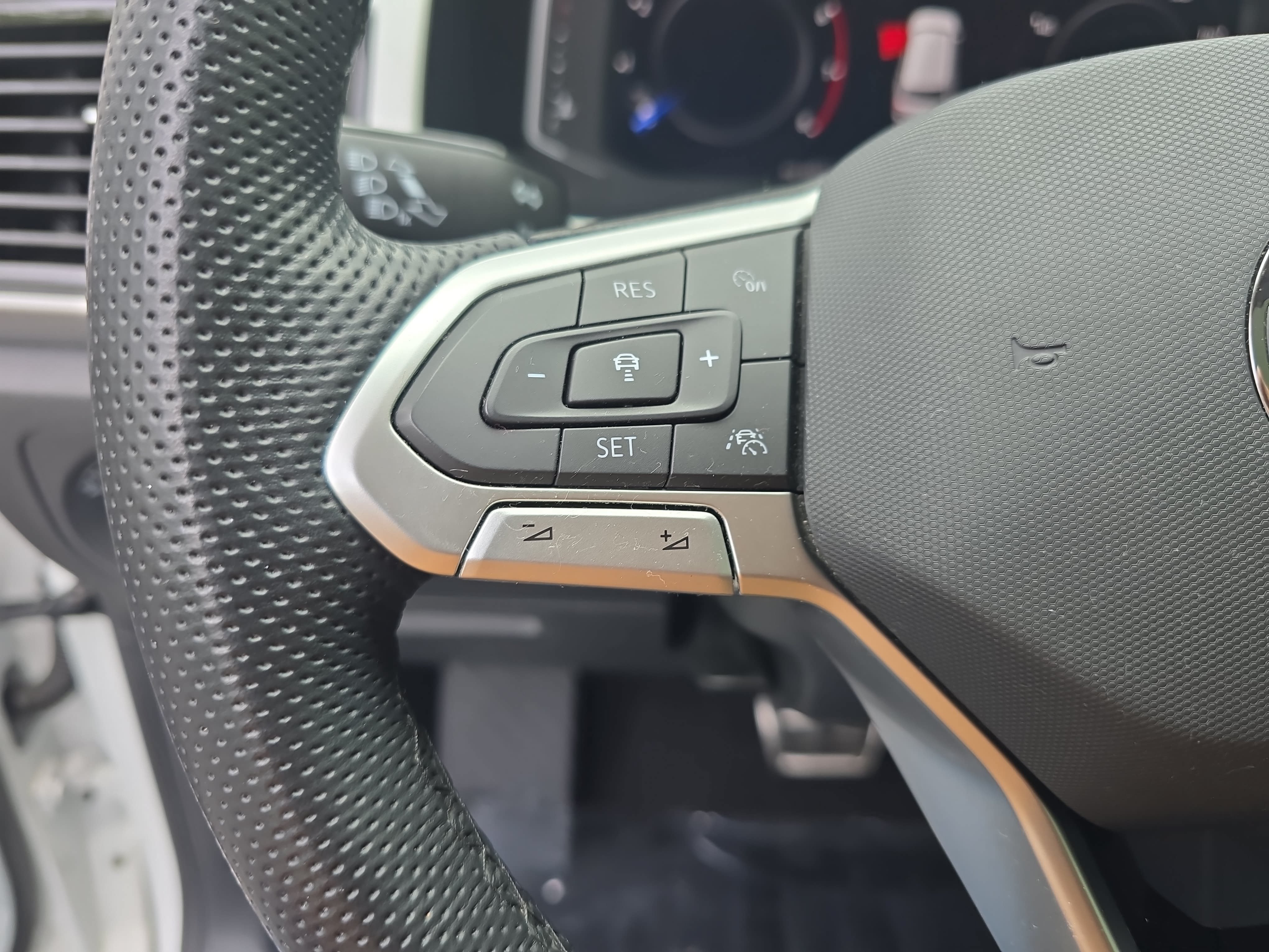 Used 2022 Volkswagen Atlas SEL R-Line AWD/4WD image 18