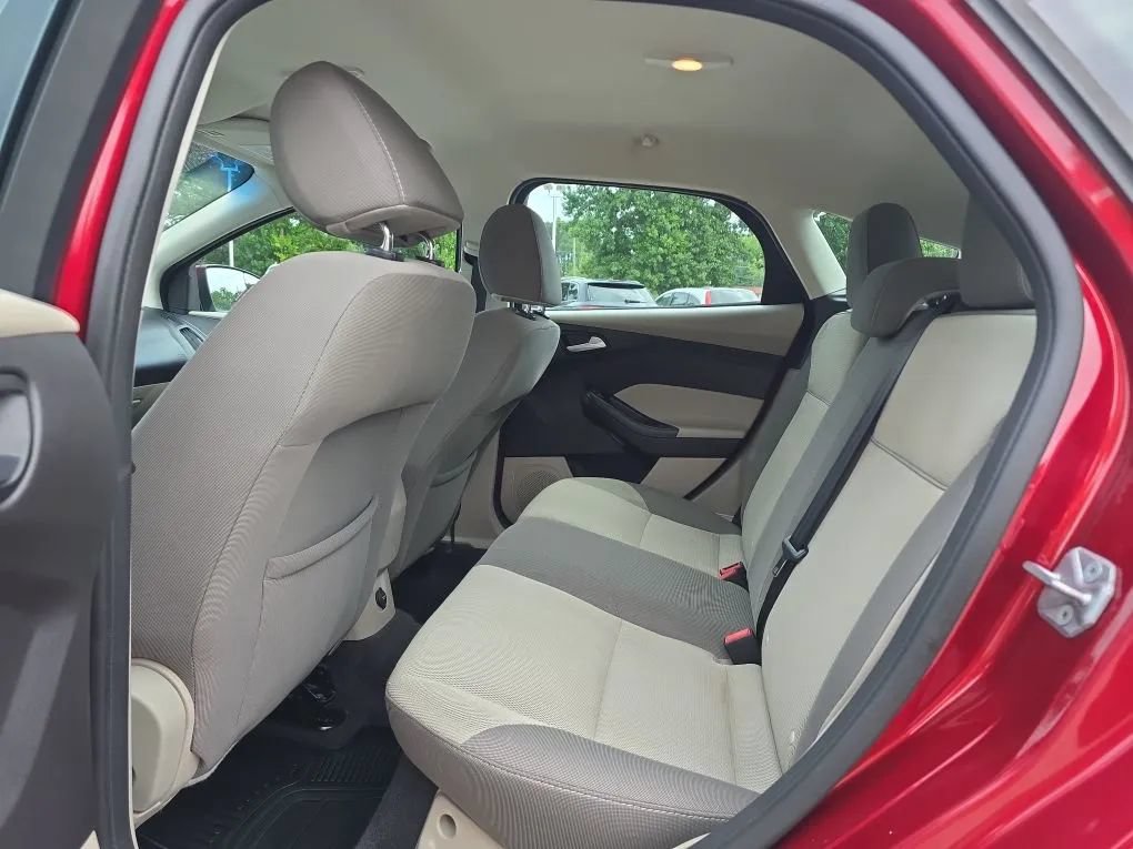 Used 2014 Ford Focus SE w/ SE Winter Package FWD image 32