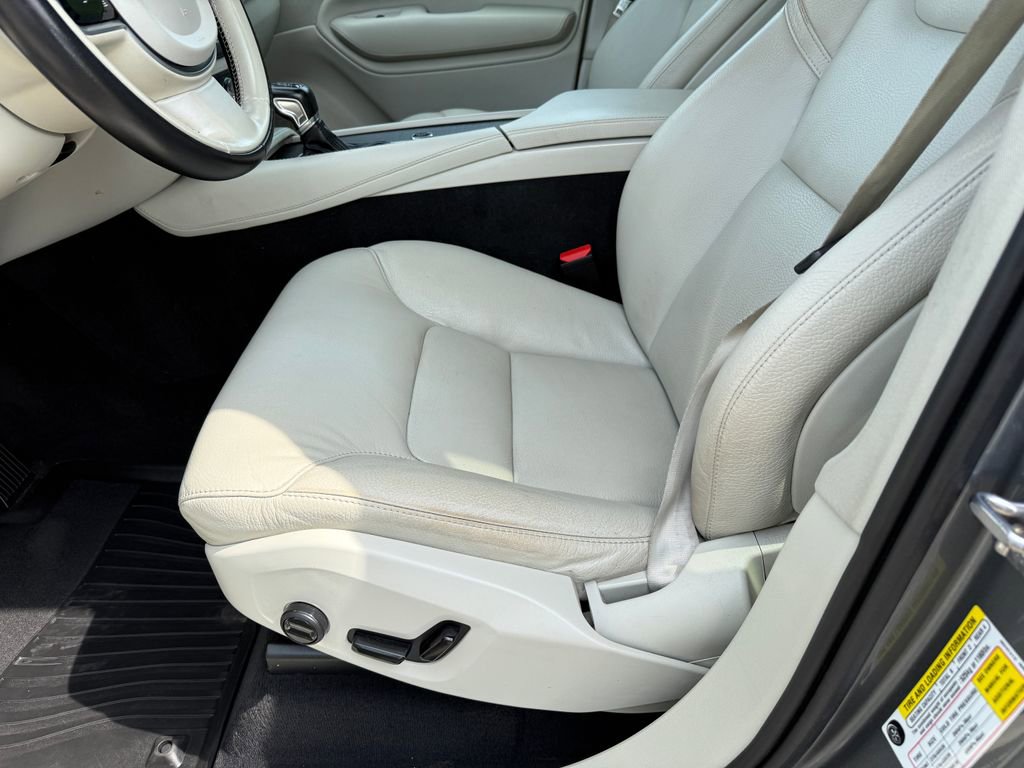 Used 2020 Volvo XC90 T6 Momentum AWD/4WD image 28