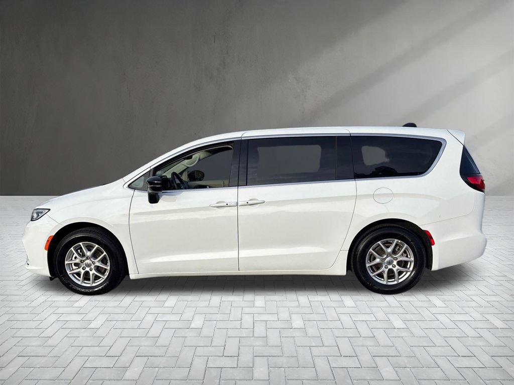 Used 2024 Chrysler Pacifica Touring-L image 2