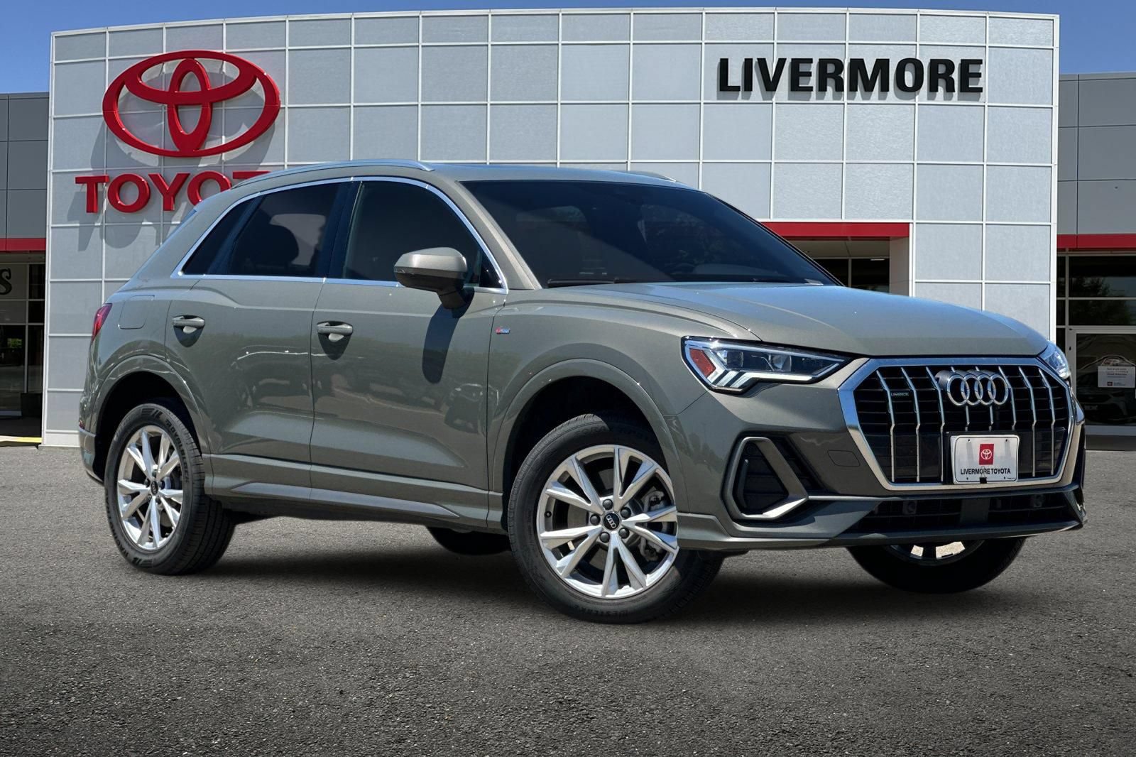 Used 2025 Audi Q3 2.0T Premium AWD/4WD image 2