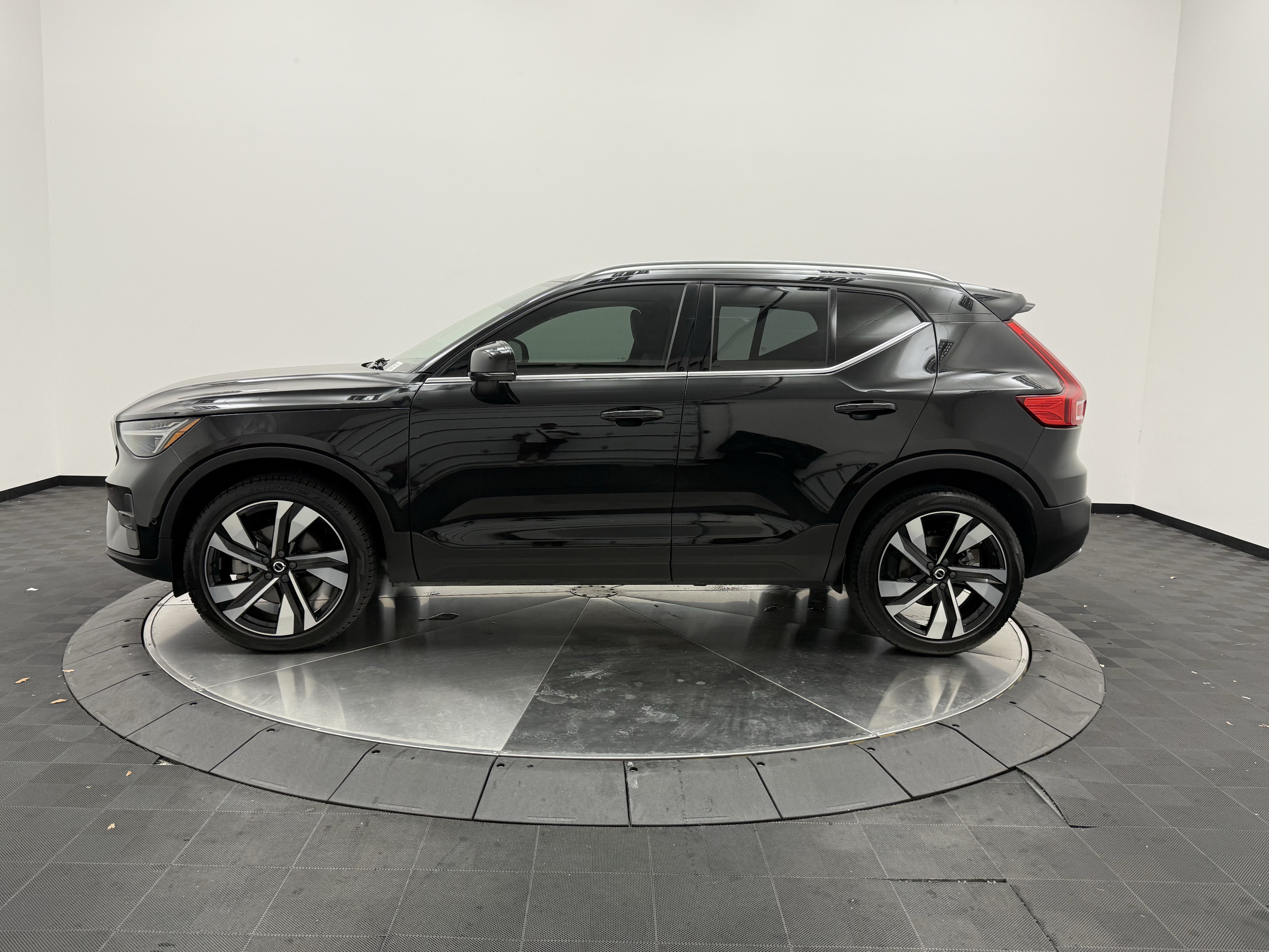 Certified 2024 Volvo XC40 B5 Plus w/ Protection Package Premier AWD/4WD image 4