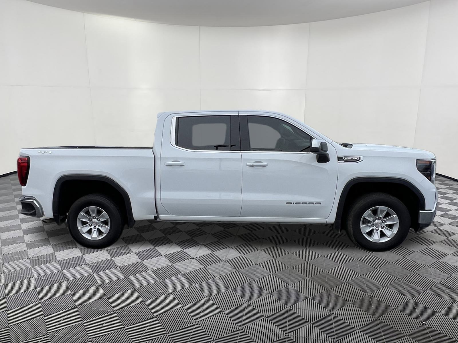 Used 2024 GMC Sierra 1500 SLE w/ Preferred Package image 7