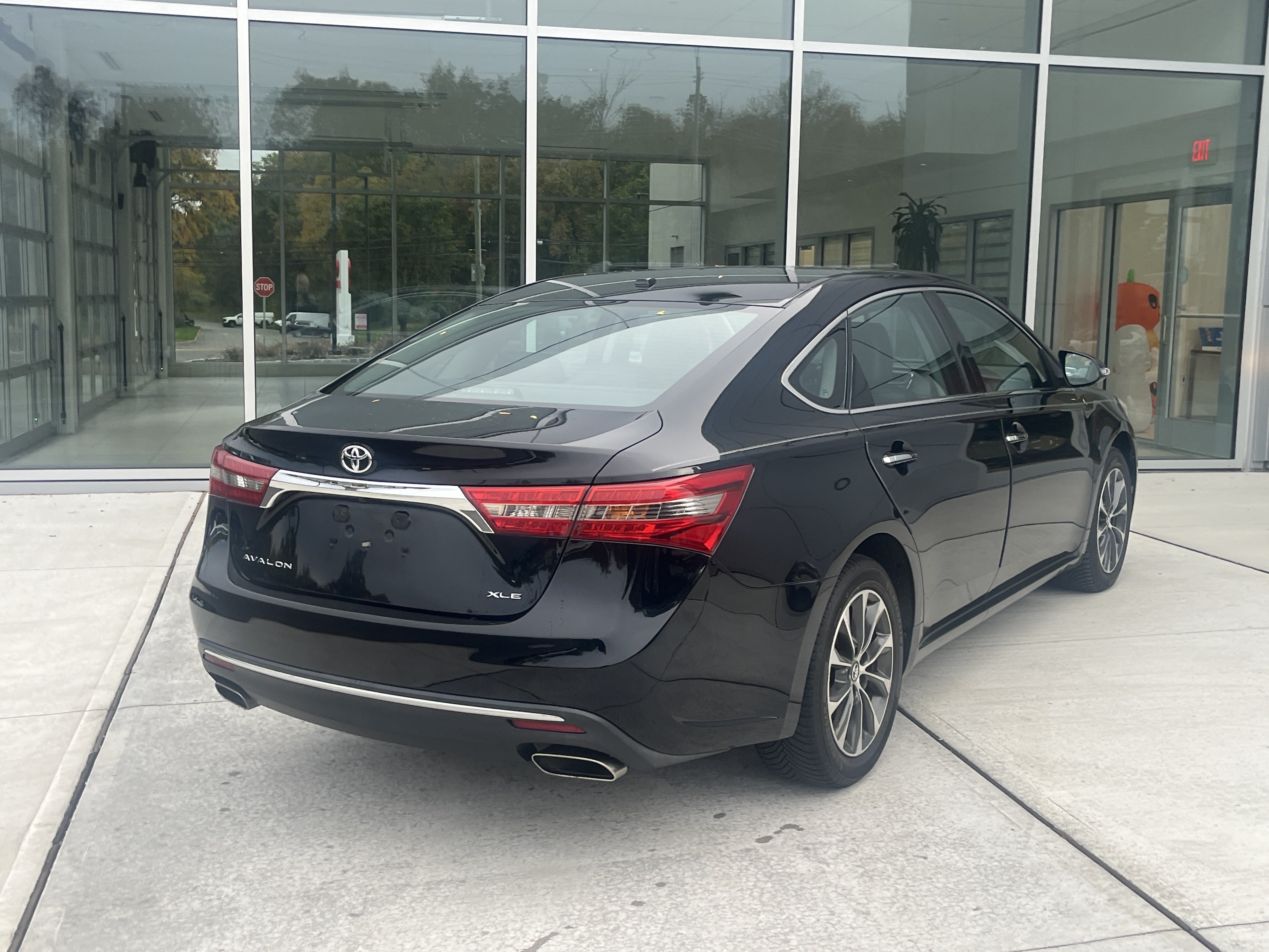 Used 2016 Toyota Avalon XLE Plus FWD image 3