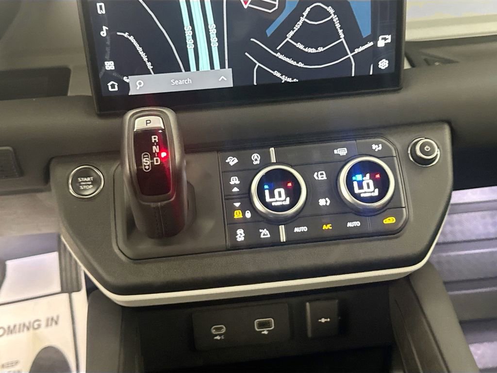 Used 2023 Land Rover Defender 130 SE image 15