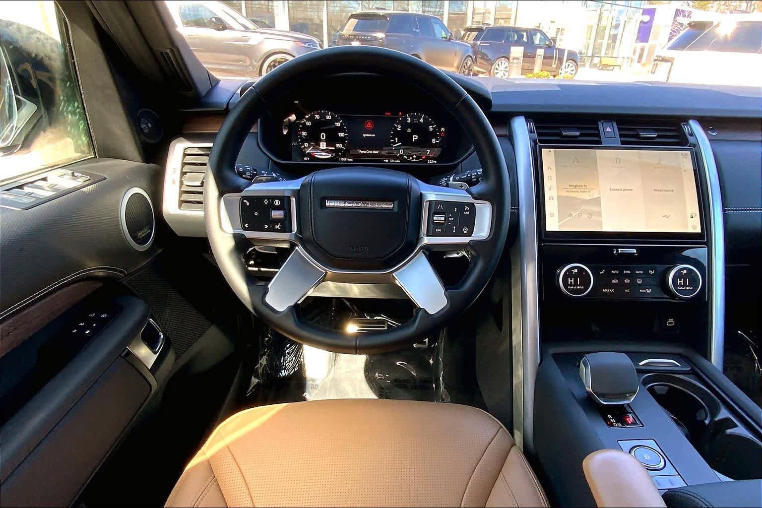 Used 2025 Land Rover Discovery Dynamic SE image 6