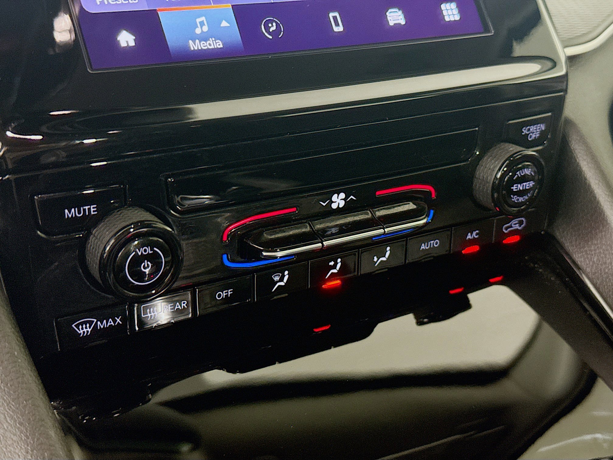 Used 2023 Jeep Grand Cherokee Laredo image 17