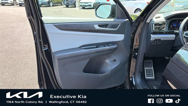 Used 2024 Volkswagen Atlas Peak Edition SE AWD/4WD image 9
