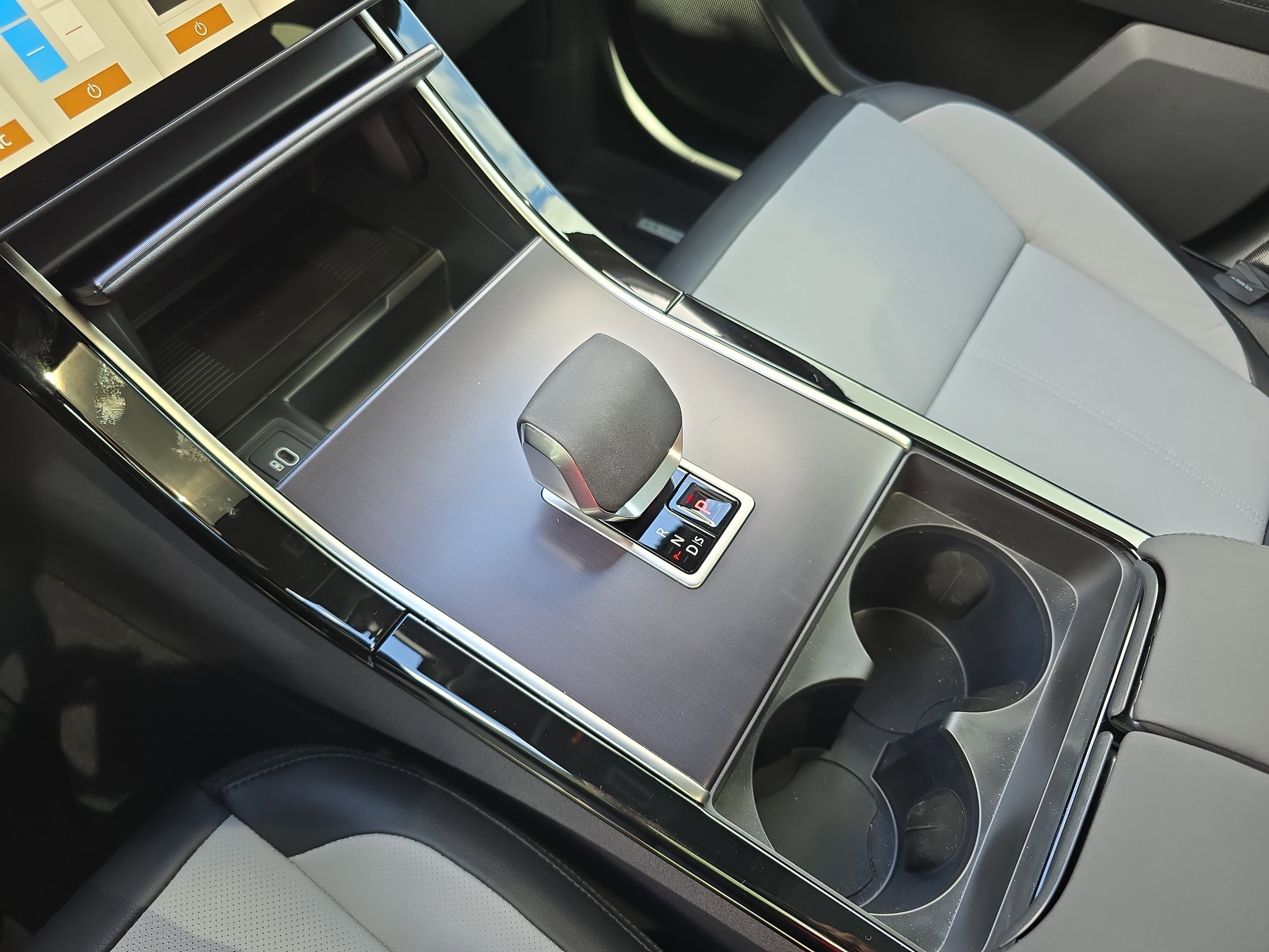 New 2026 Land Rover Range Rover Velar Dynamic SE image 25