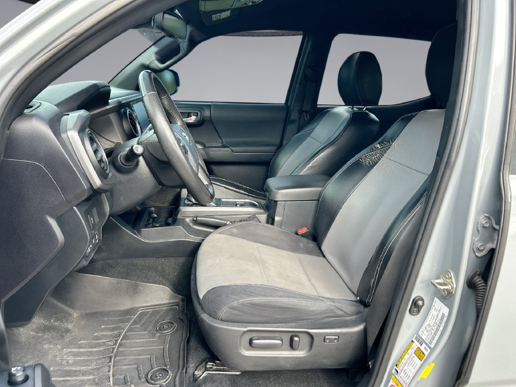 Used 2020 Toyota Tacoma TRD Sport AWD/4WD image 11