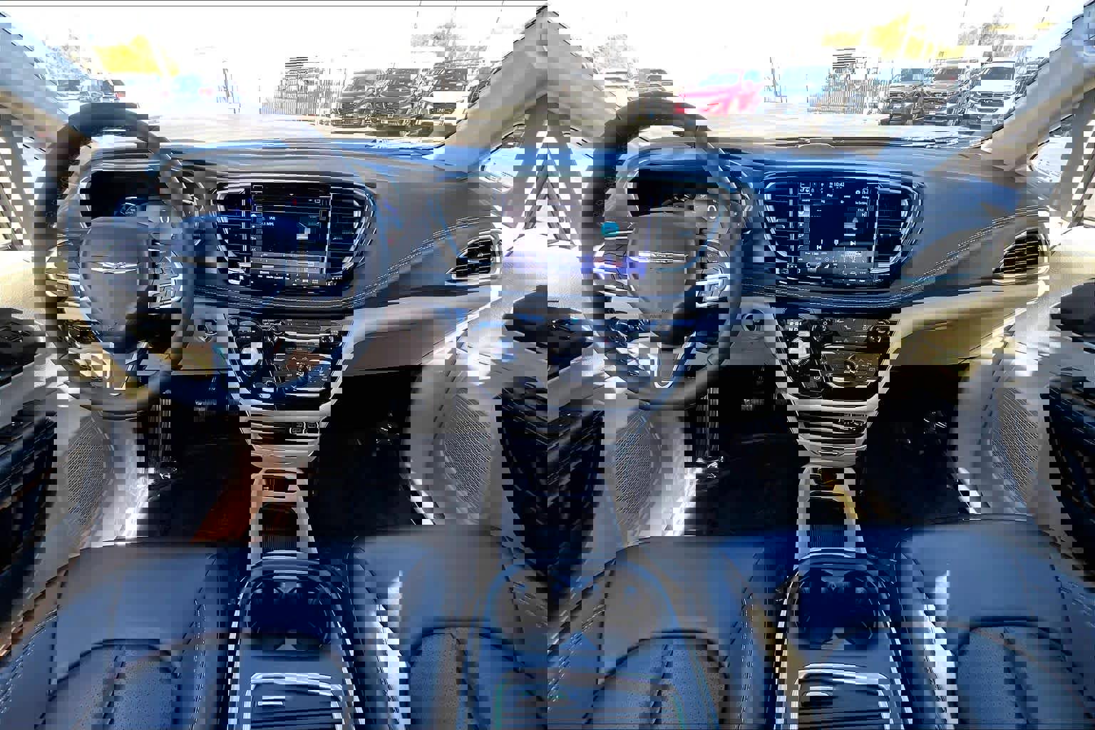 Used 2024 Chrysler Pacifica Select image 15