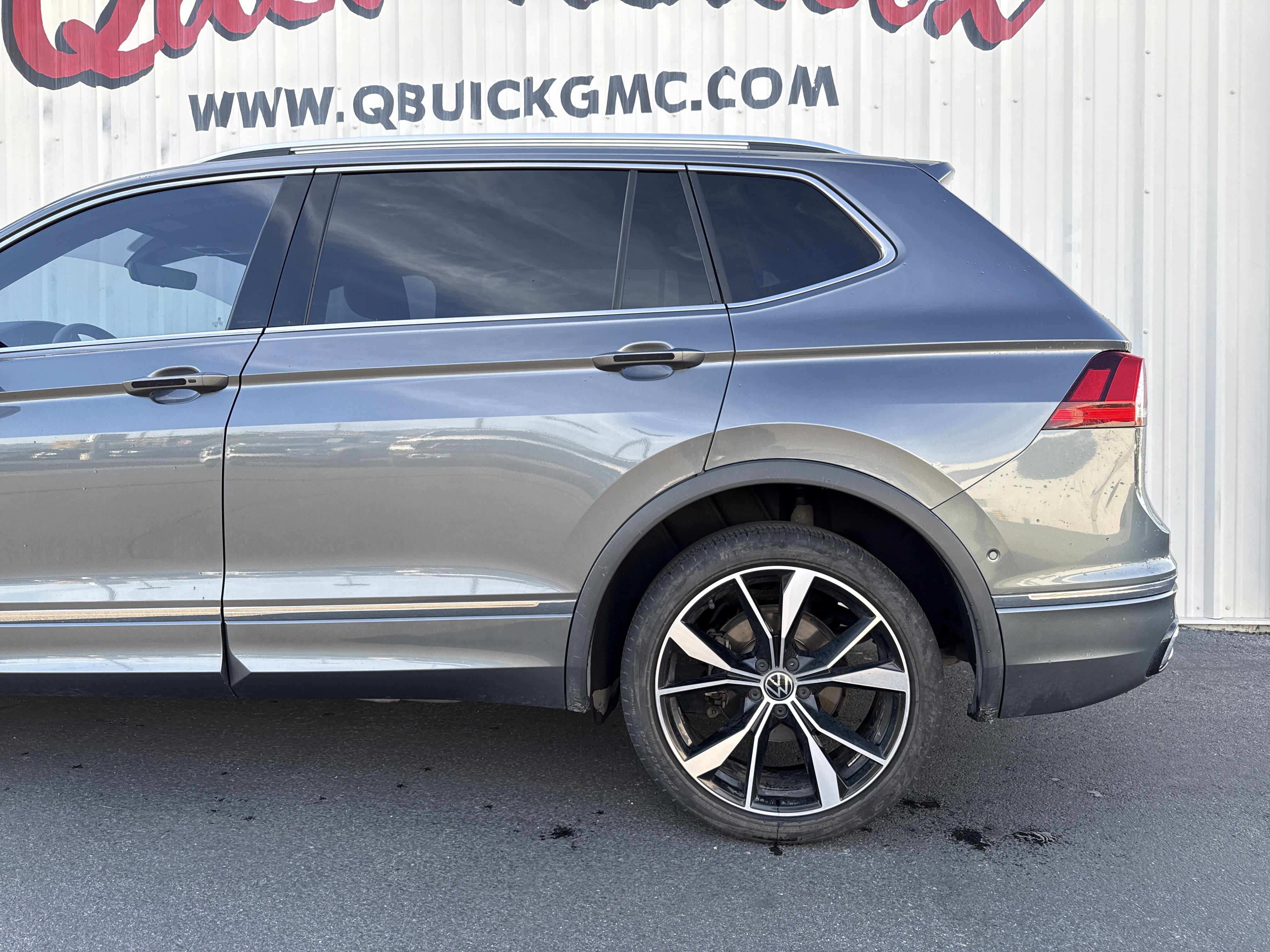 Used 2022 Volkswagen Tiguan SEL R-Line image 2