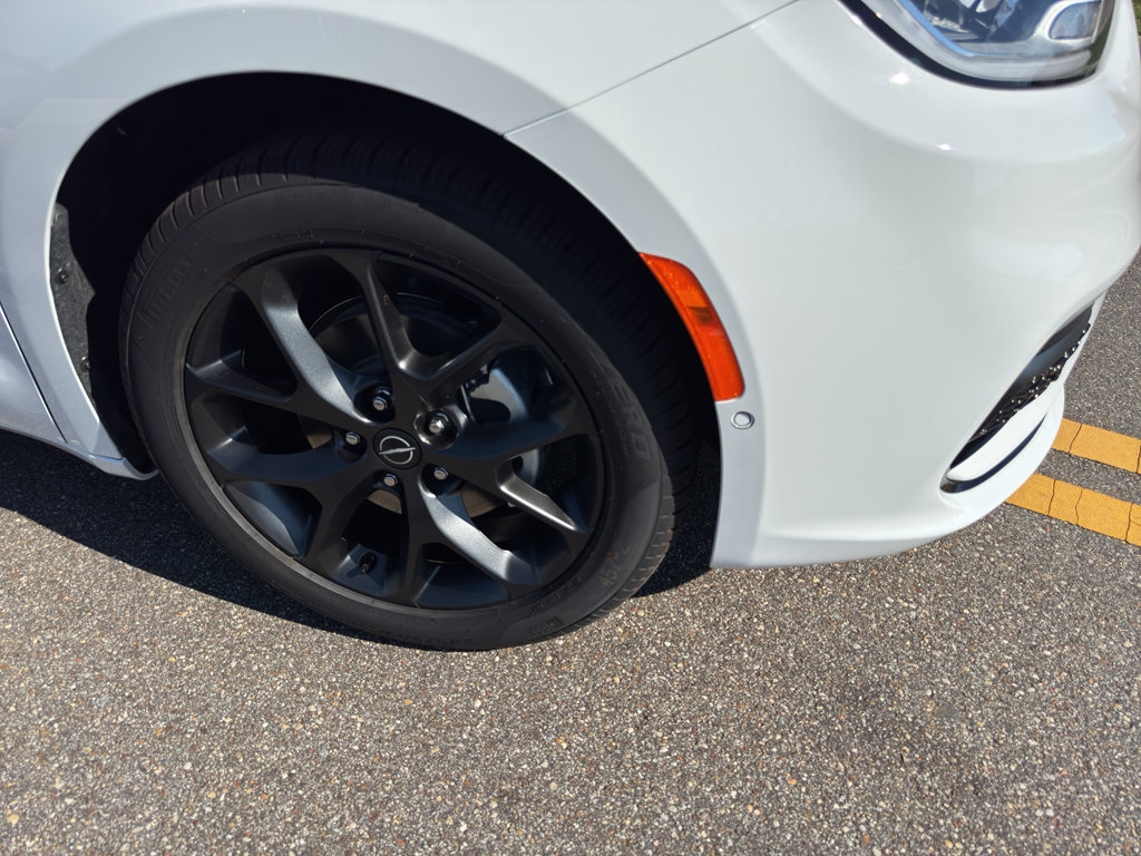 New 2026 Chrysler Pacifica Limited w/ S Appearance Package FWD image 21