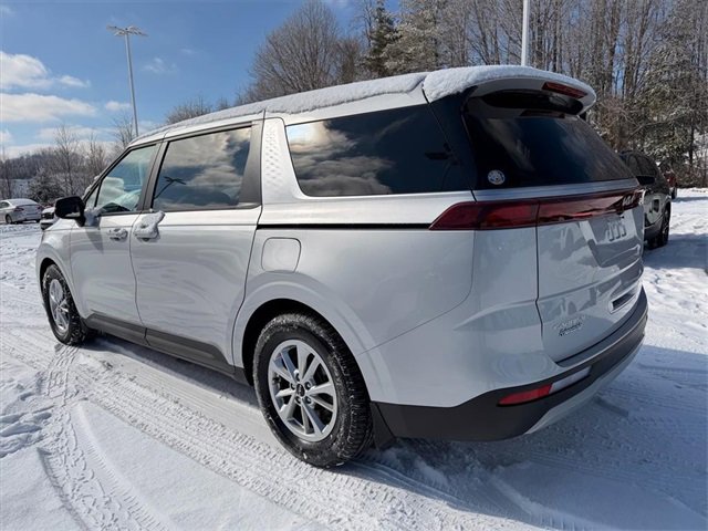 Used 2023 Kia Carnival LX image 4