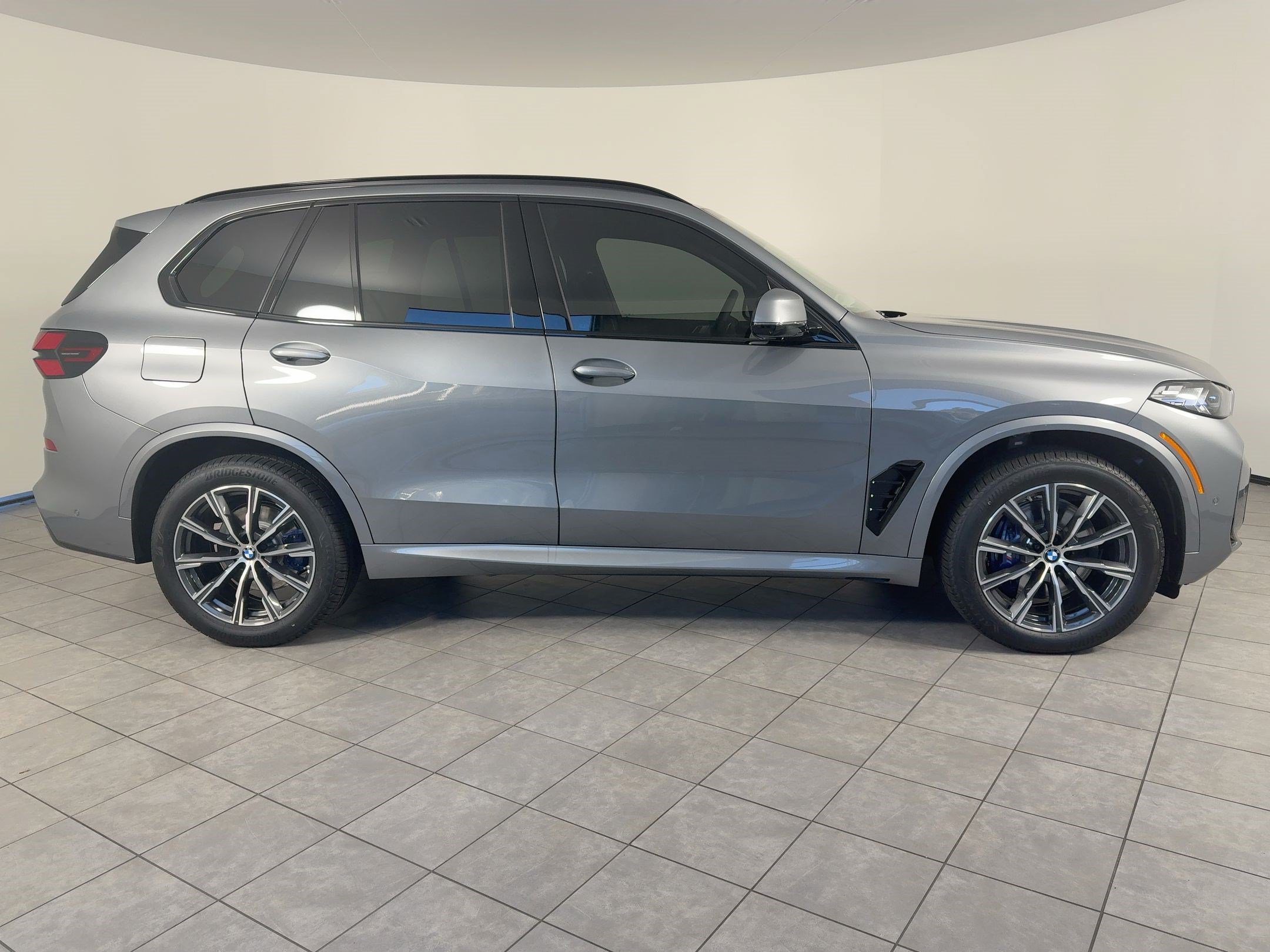 New 2026 BMW X5 xDrive40i w/ M Sport Package AWD/4WD image 8