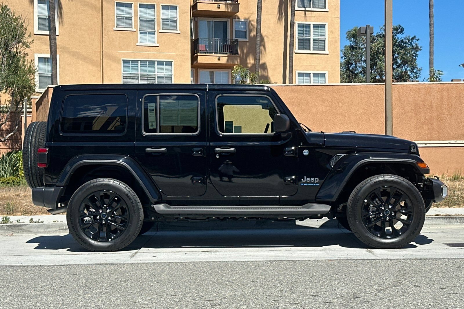 Used 2025 Jeep Wrangler Unlimited Sahara AWD/4WD image 3