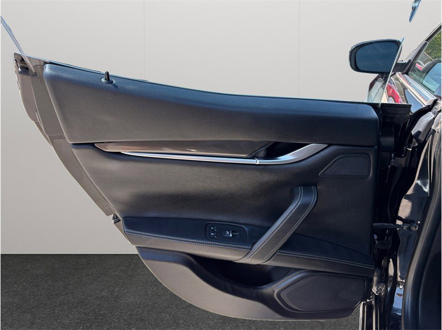 Used 2017 Maserati Ghibli image 28