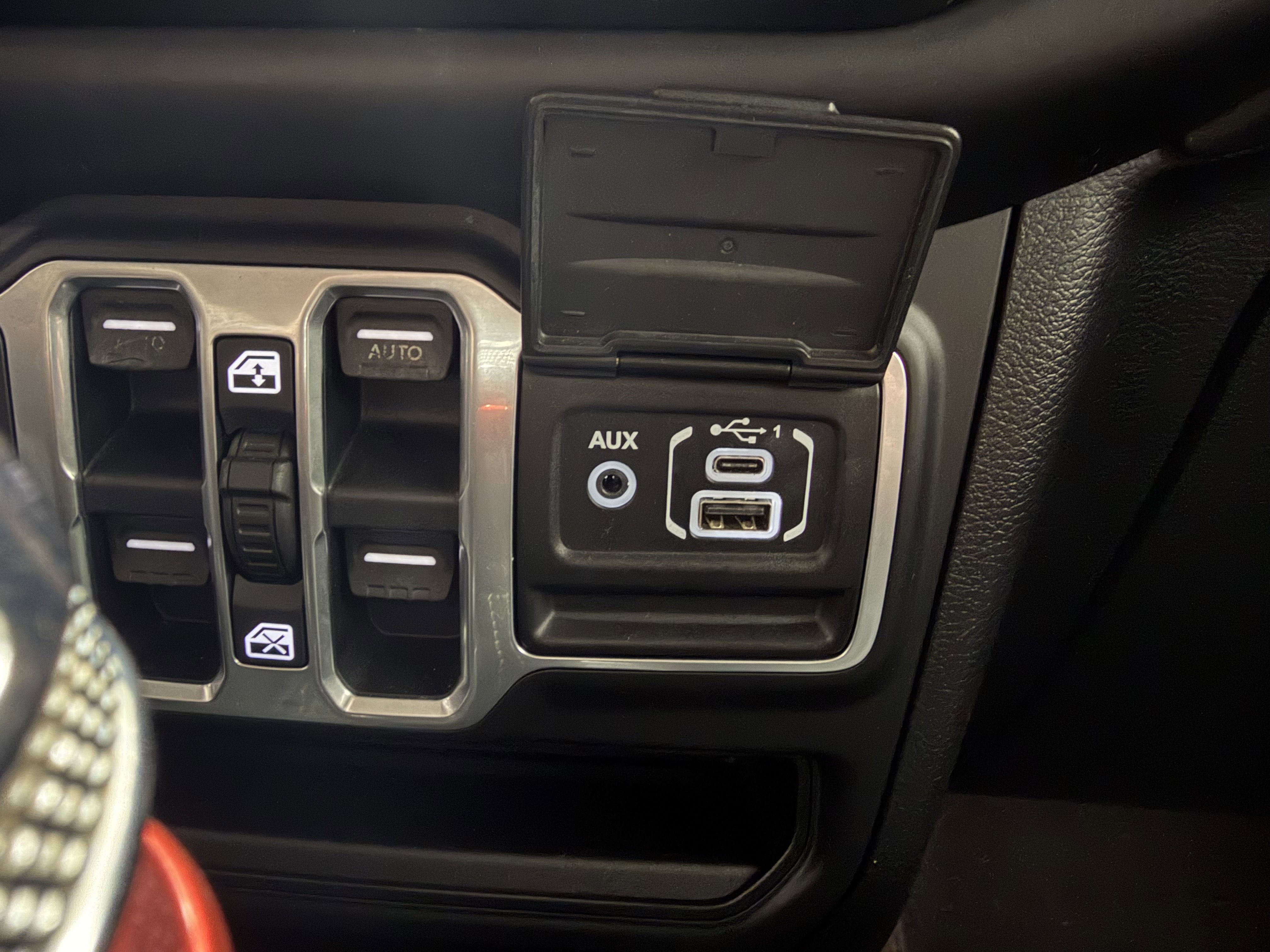 Used 2018 Jeep Wrangler Unlimited Sahara image 20