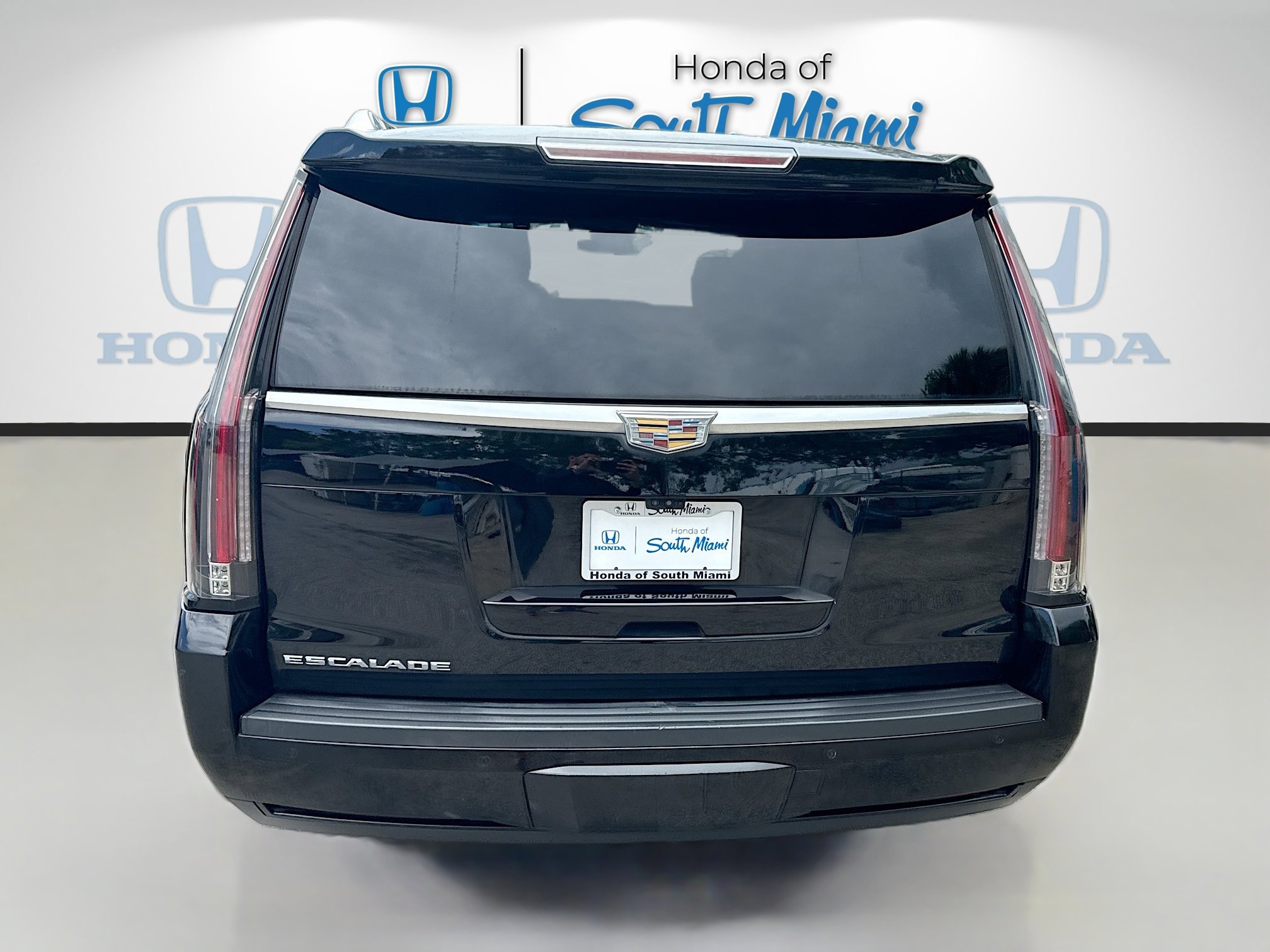 Used 2018 Cadillac Escalade Platinum RWD image 6