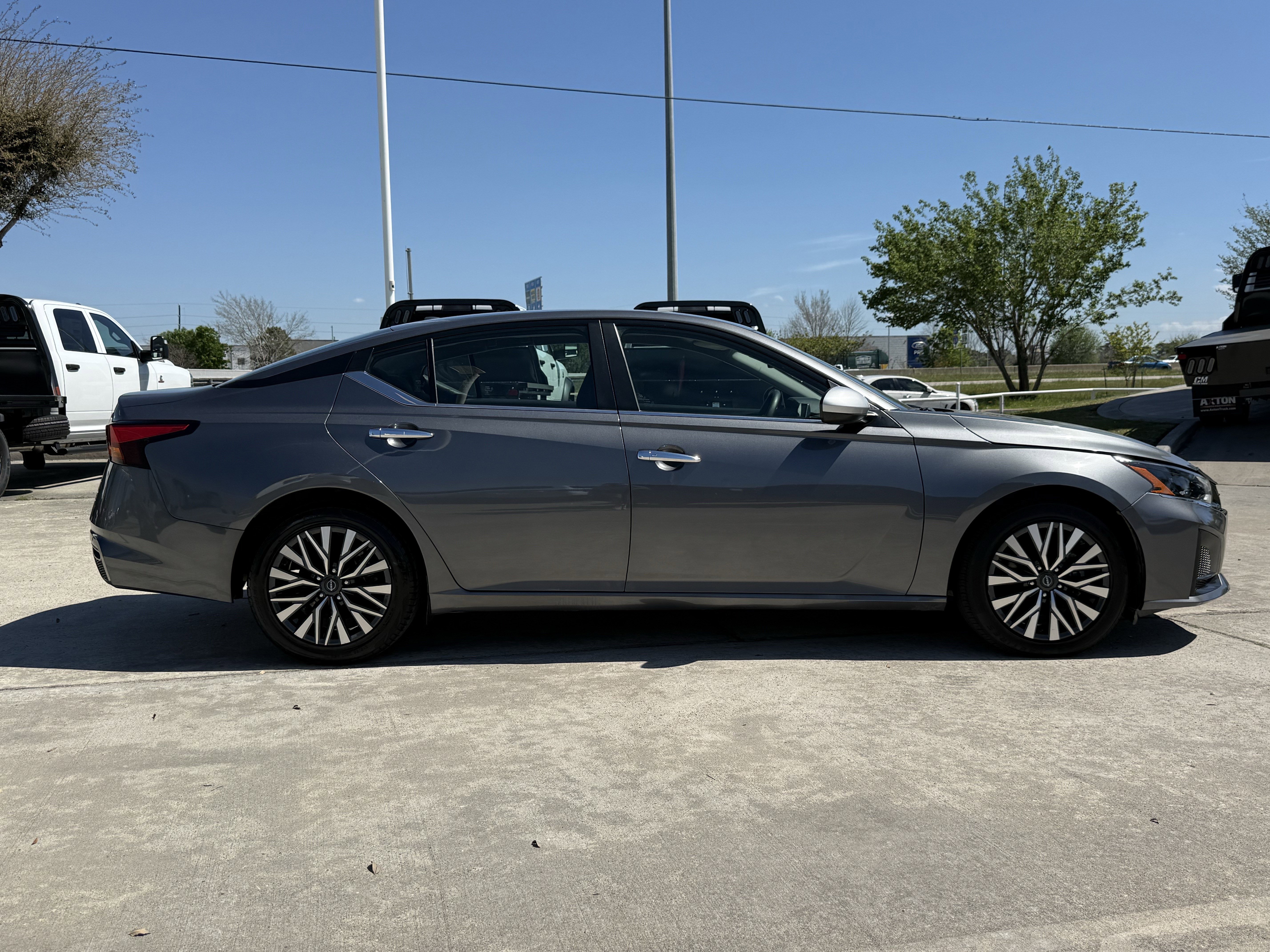 Used 2024 Nissan Altima 2.5 SV image 3