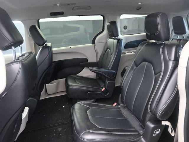 Used 2024 Chrysler Pacifica Touring-L image 16