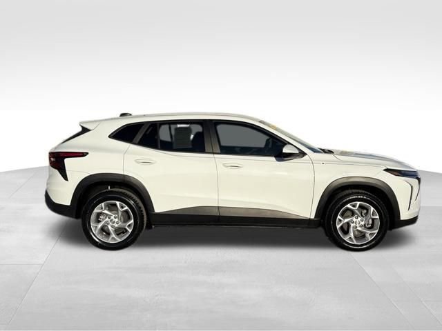 Used 2025 Chevrolet Trax LS w/ LS Convenience Package image 9