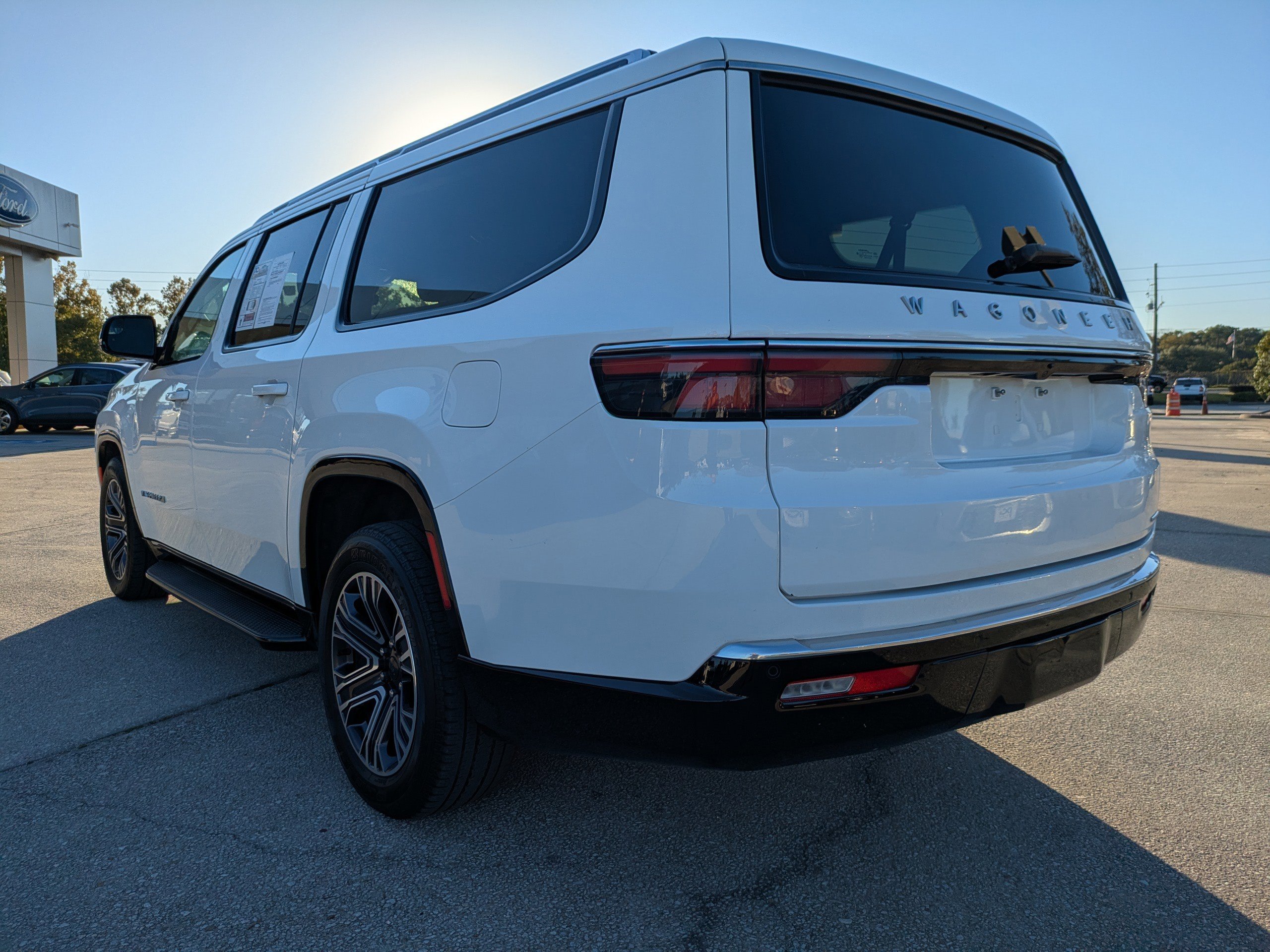Used 2024 Jeep Wagoneer L Series II image 6