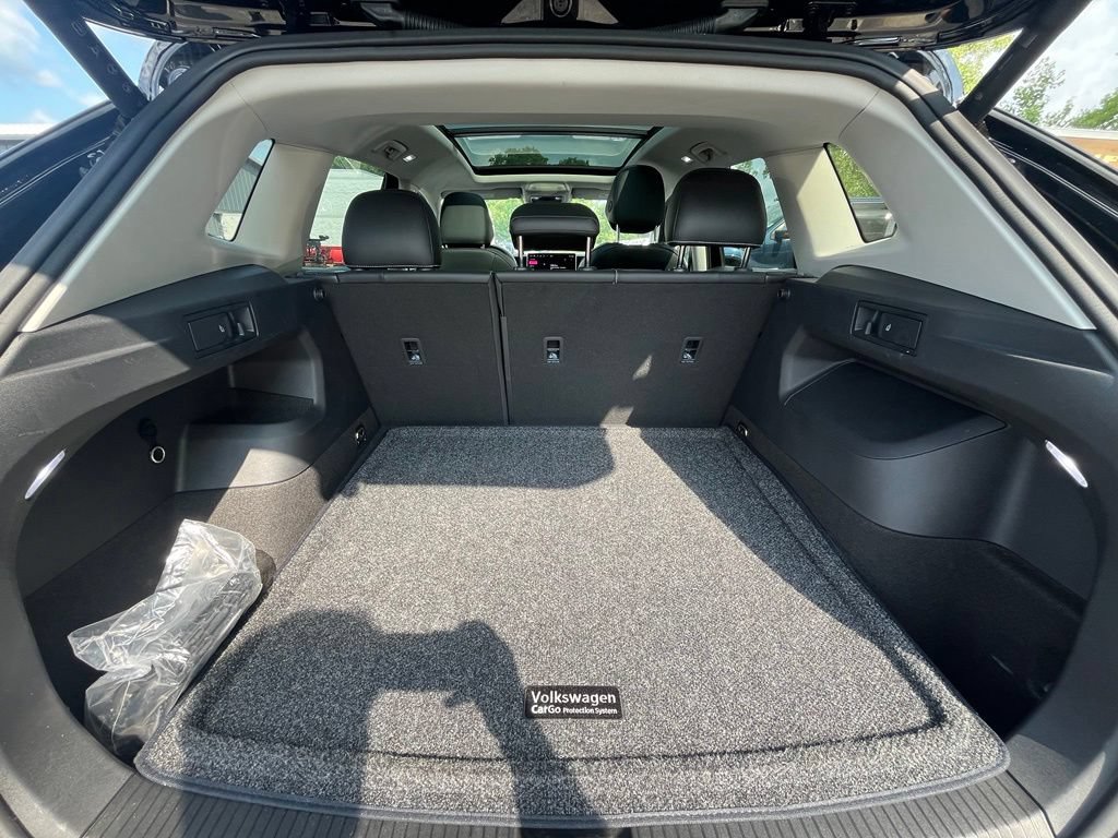 Certified 2025 Volkswagen Tiguan SE w/ Panoramic Sunroof Package AWD/4WD image 29