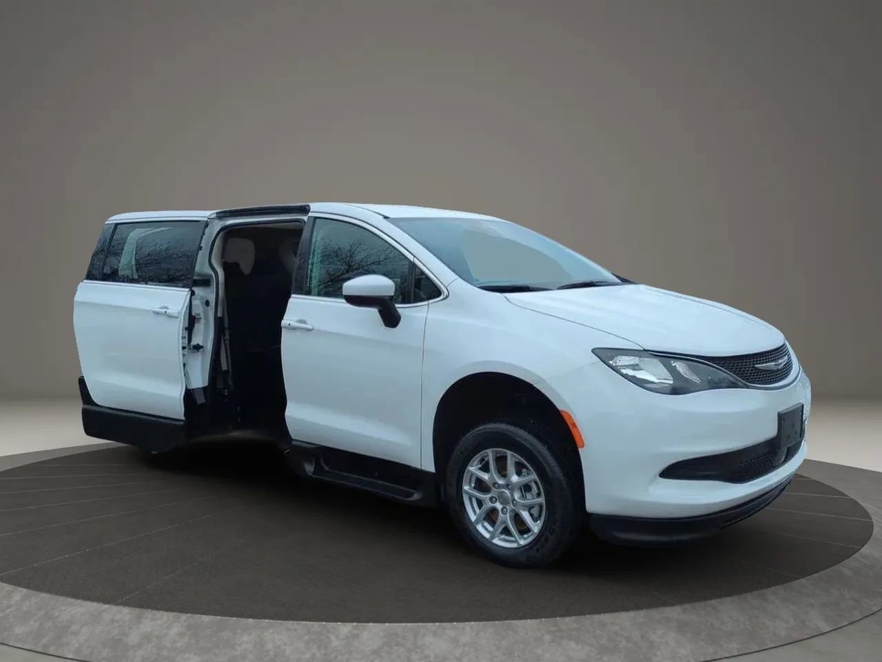 Used 2023 Chrysler Voyager LX FWD image 2