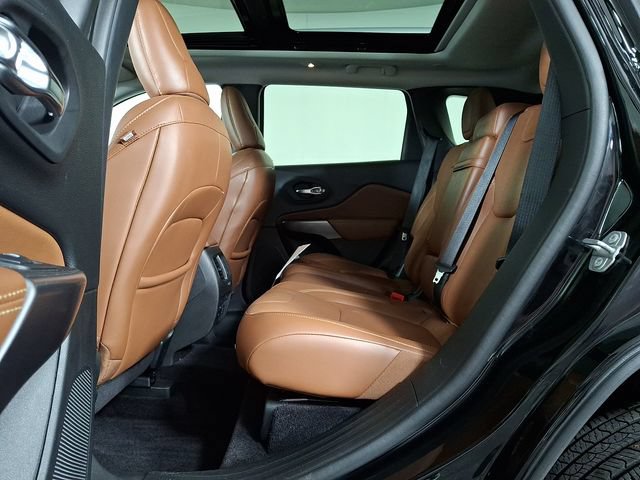 Used 2019 Jeep Cherokee Overland w/ Technology Group AWD/4WD image 13
