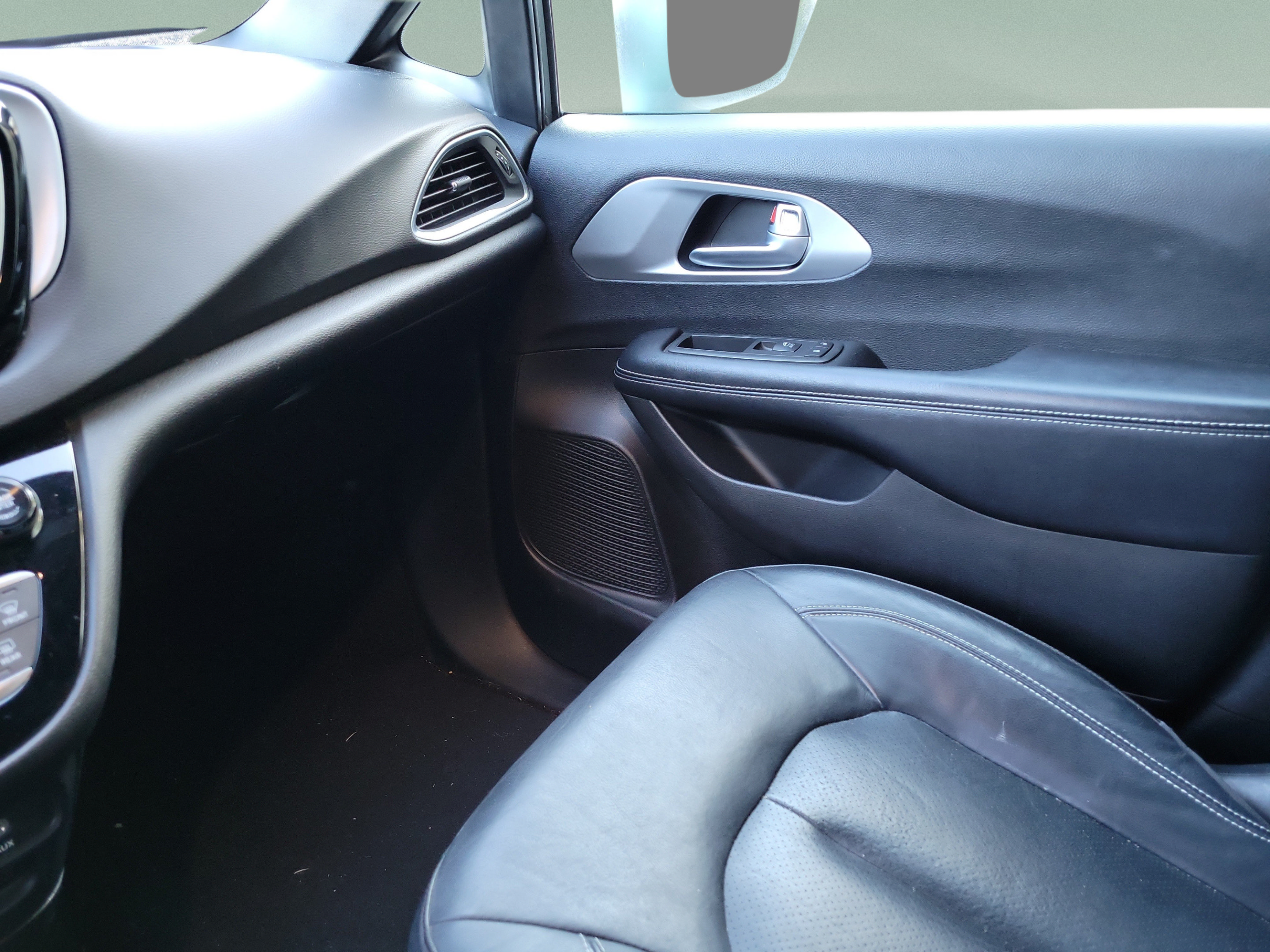 Used 2019 Chrysler Pacifica Touring-L w/ S Appearance Package FWD image 23