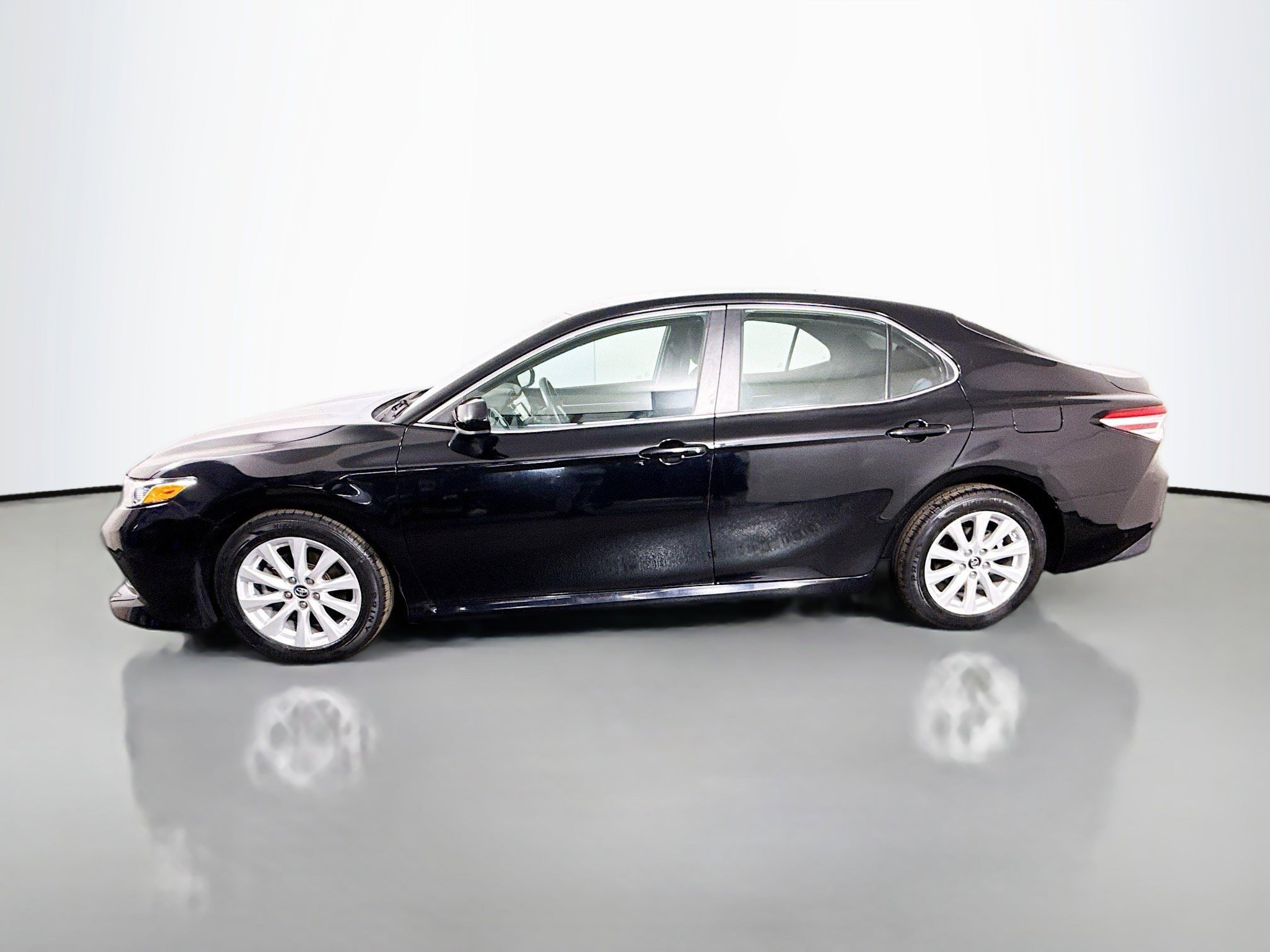 Used 2018 Toyota Camry LE image 6
