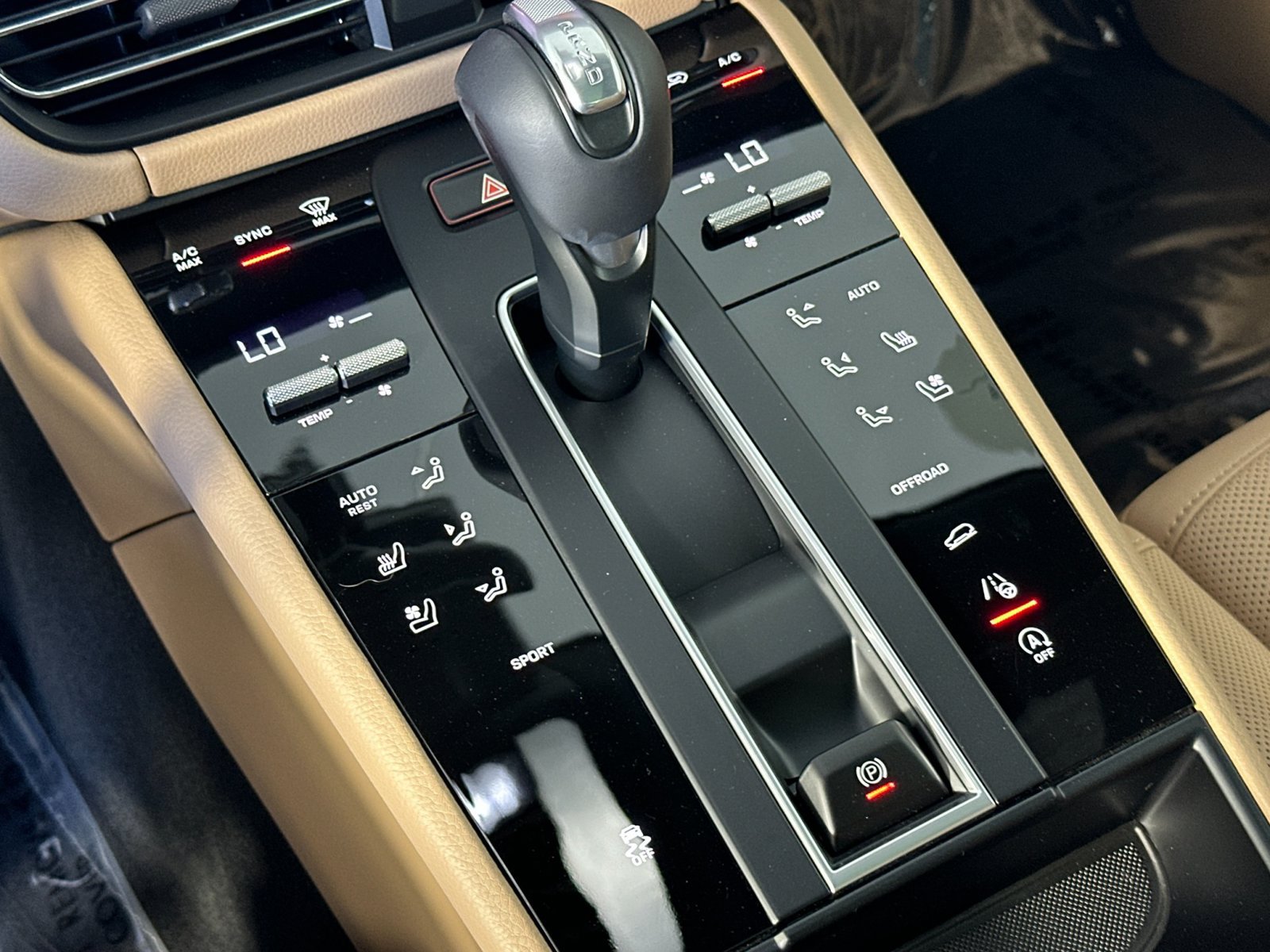 Certified 2026 Porsche Macan AWD/4WD image 24