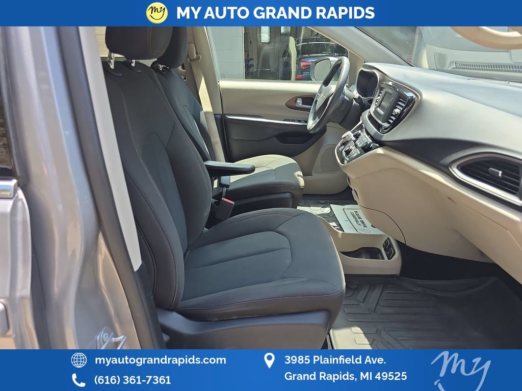 Used 2017 Chrysler Pacifica Touring FWD image 21