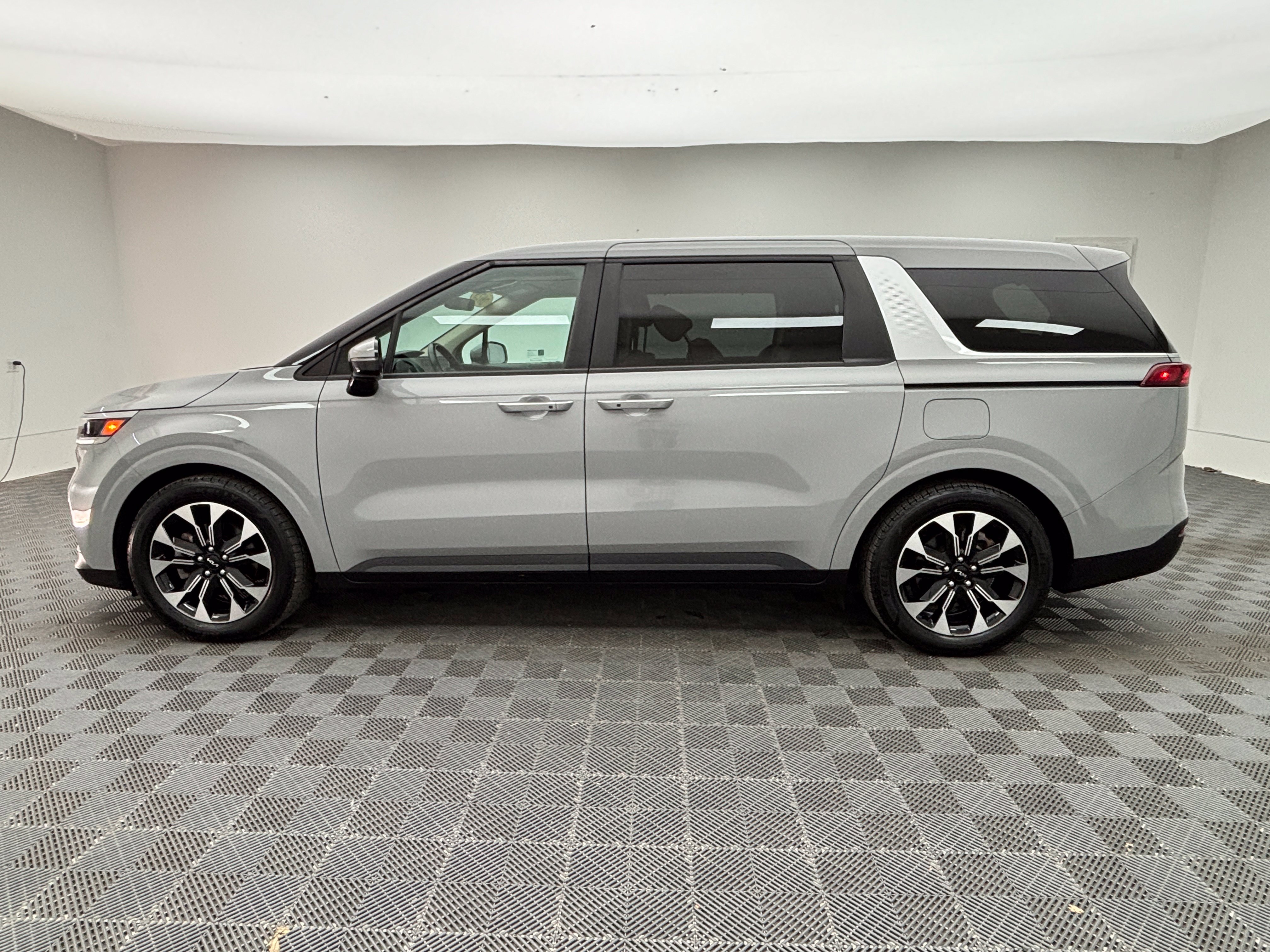 Used 2023 Kia Carnival EX FWD image 11