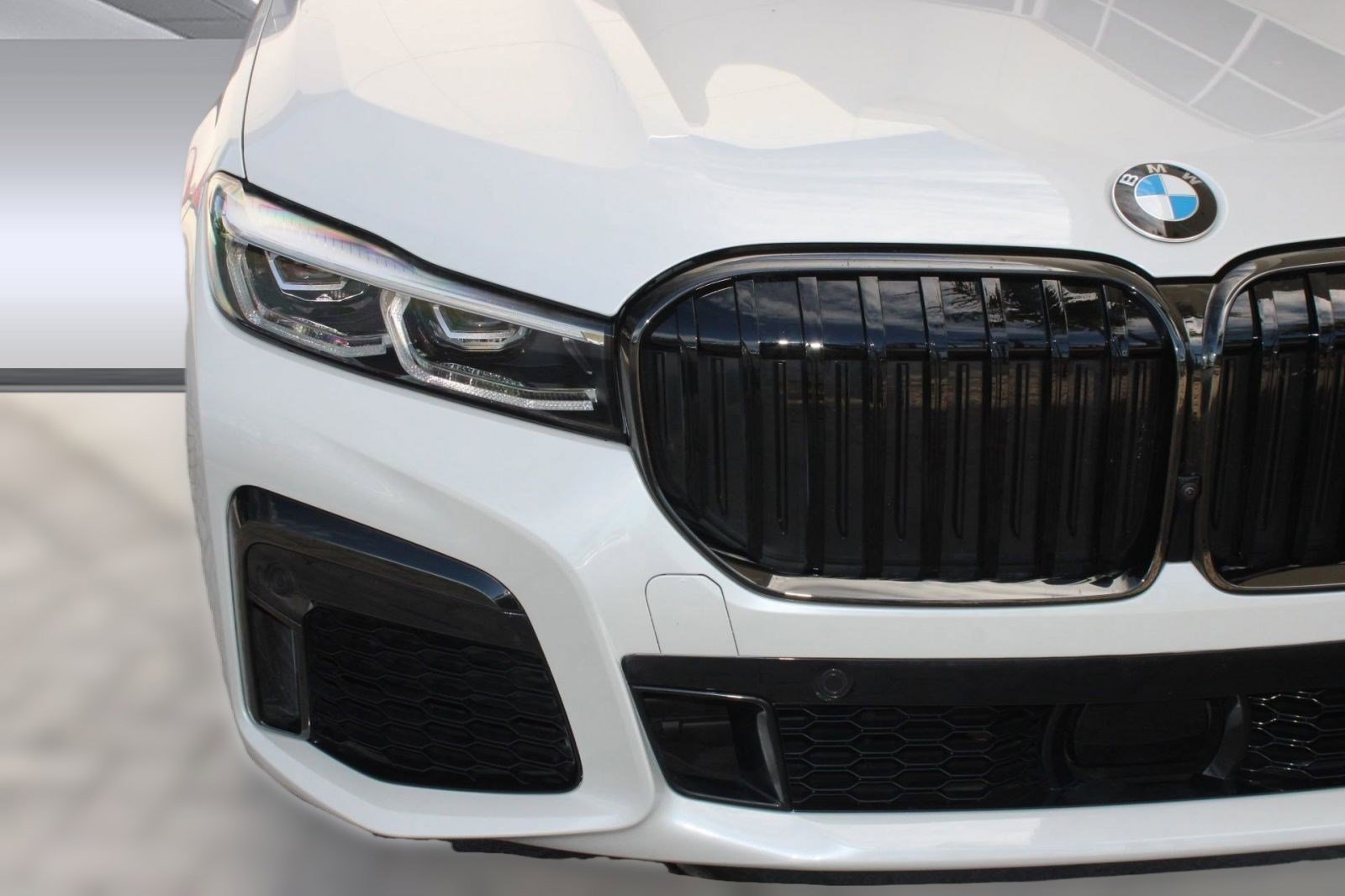 Used 2022 BMW 750i xDrive w/ Luxury Rear Seating Package image 11