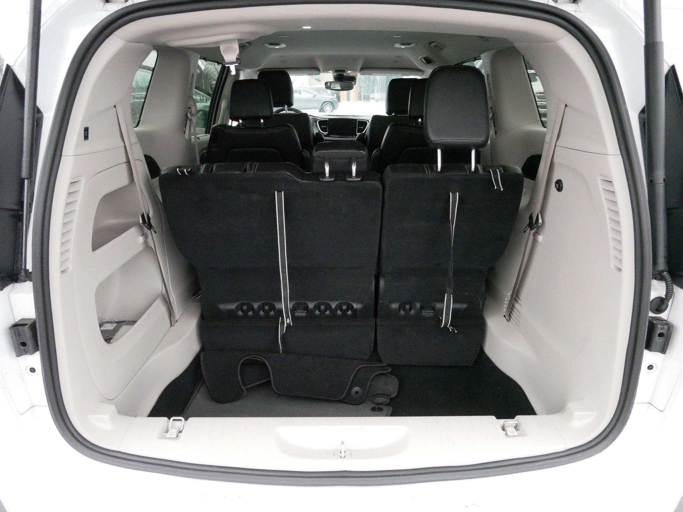 Used 2024 Chrysler Pacifica Touring-L image 18