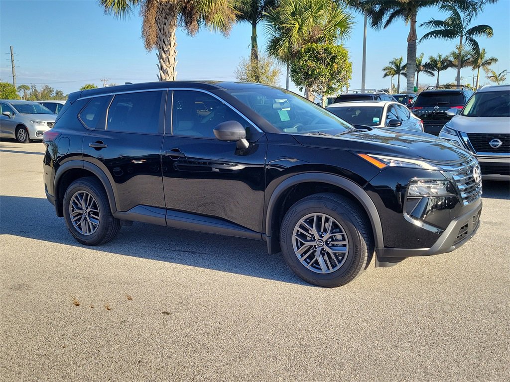 Used 2025 Nissan Rogue S image 2