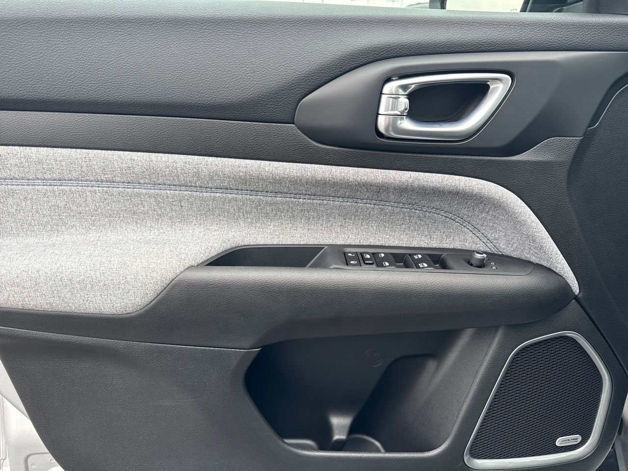 Used 2024 Jeep Compass Latitude w/ Sun and Sound Group image 13