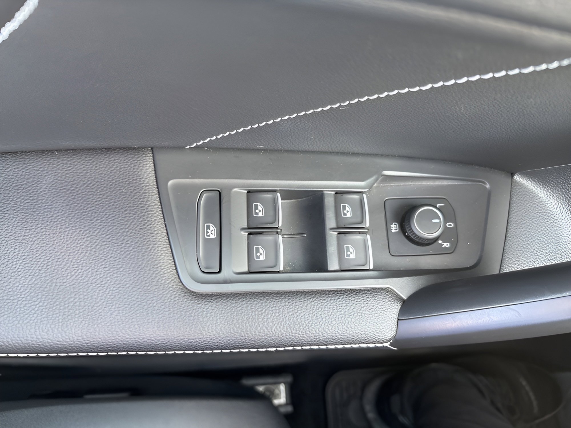 Used 2022 Volkswagen Tiguan SE AWD/4WD image 24