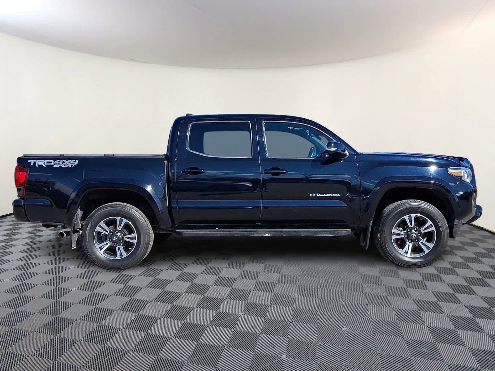 Used 2018 Toyota Tacoma TRD Sport AWD/4WD image 10