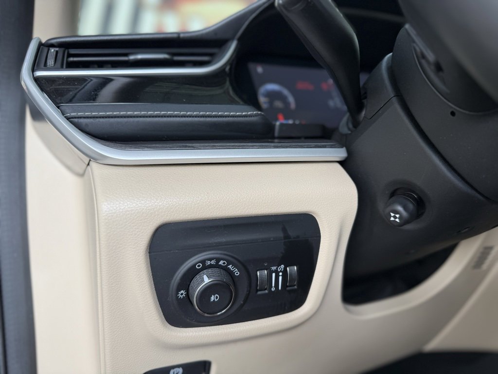 Used 2022 Jeep Grand Cherokee Limited w/ Luxury Tech Group II image 29