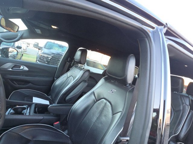 Used 2025 Chrysler Pacifica Limited FWD image 11