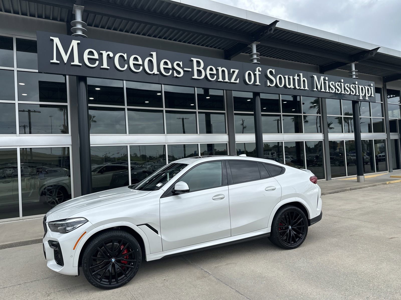 Used 2023 BMW X6 xDrive40i w/ M Sport Package AWD/4WD image 1